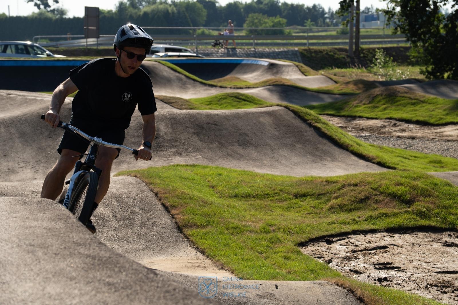 Zdjęcie w galerii na portalu naszraciborz.pl: Ride the Flow! Oficjalnie otwarto nowy pumptrack w Kornicach [FOTO i WIDEO] wiadomości z regionu