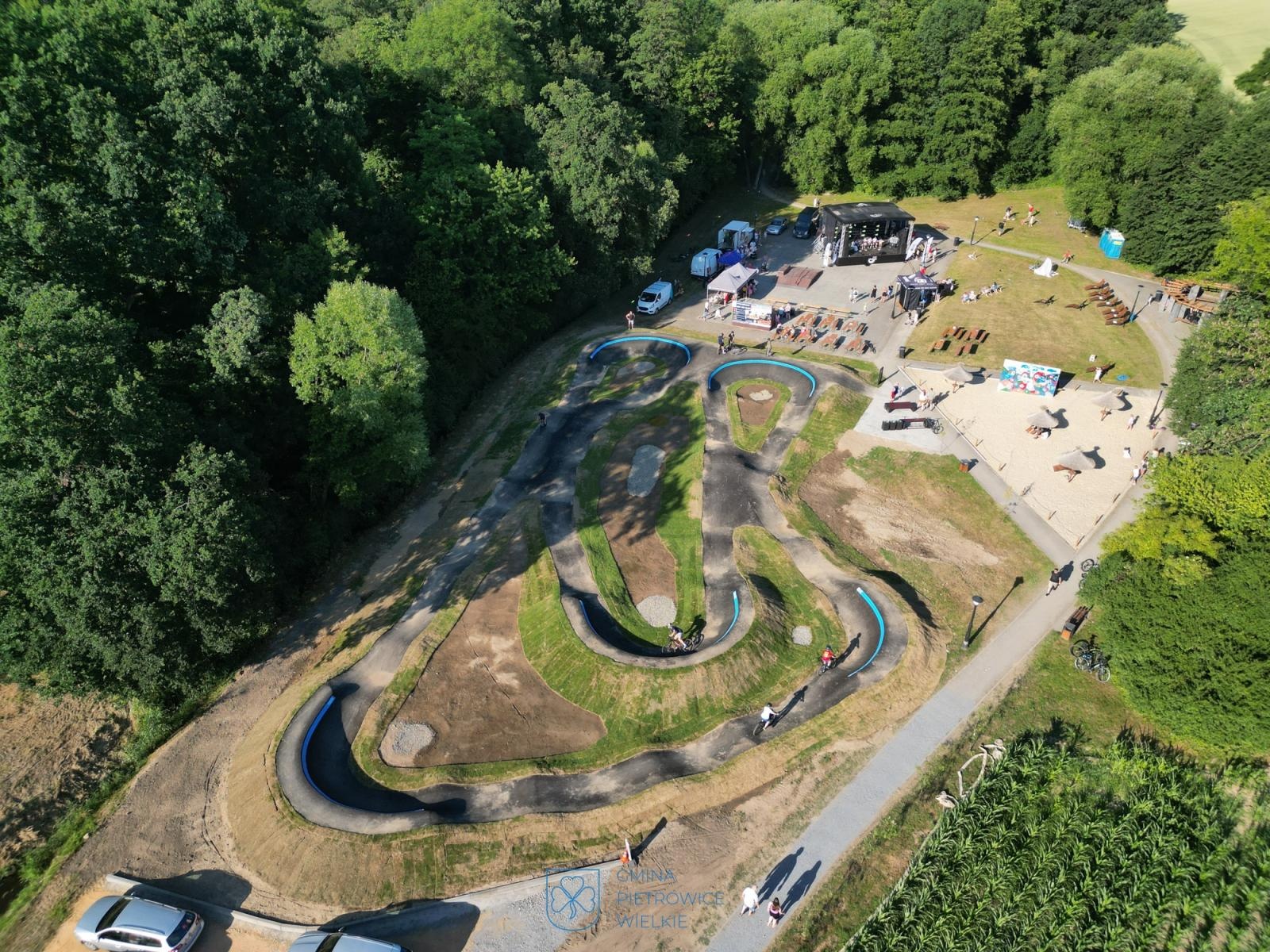 Zdjęcie w galerii na portalu naszraciborz.pl: Ride the Flow! Oficjalnie otwarto nowy pumptrack w Kornicach [FOTO i WIDEO] wiadomości z regionu
