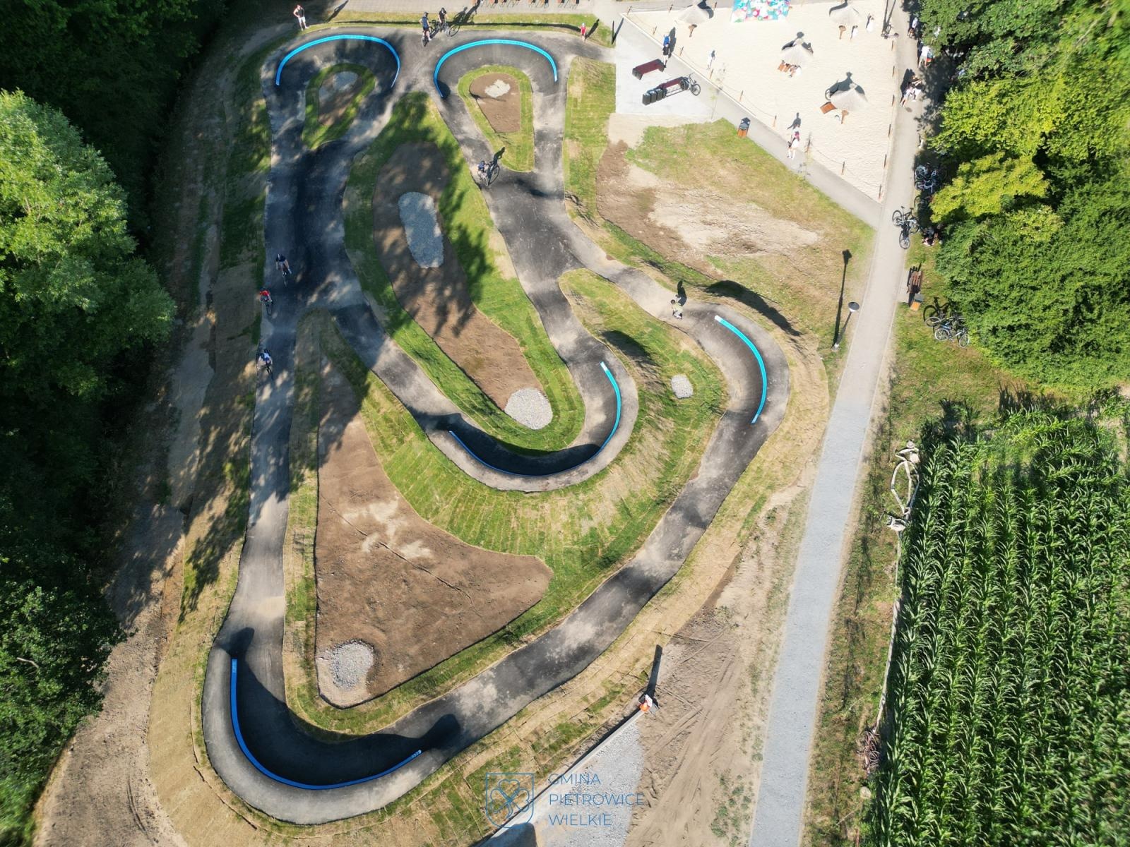Zdjęcie w galerii na portalu naszraciborz.pl: Ride the Flow! Oficjalnie otwarto nowy pumptrack w Kornicach [FOTO i WIDEO] wiadomości z regionu