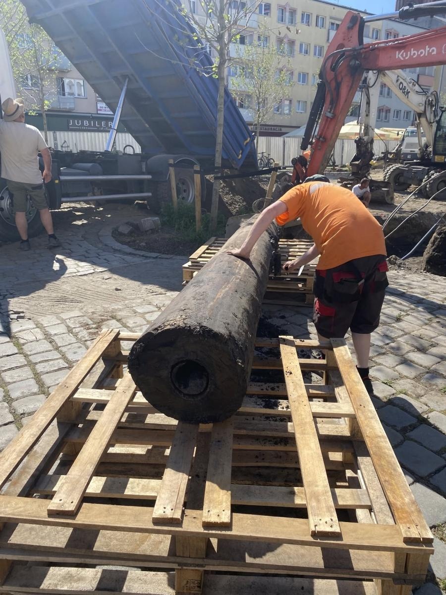 Zdjęcie w galerii na portalu naszraciborz.pl: Drewniana rura z raciborskiego rynku. Ślad dawnej infrastruktury wodociągowej podczas przebudowy wiadomości z regionu