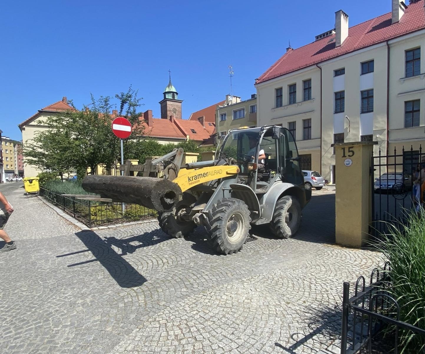 Zdjęcie w galerii na portalu naszraciborz.pl: Drewniana rura z raciborskiego rynku. Ślad dawnej infrastruktury wodociągowej podczas przebudowy wiadomości z regionu