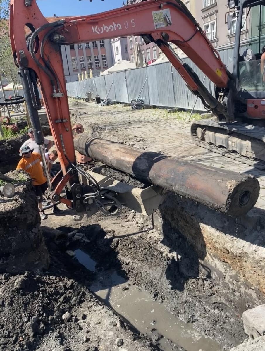 Zdjęcie w galerii na portalu naszraciborz.pl: Drewniana rura z raciborskiego rynku. Ślad dawnej infrastruktury wodociągowej podczas przebudowy wiadomości z regionu