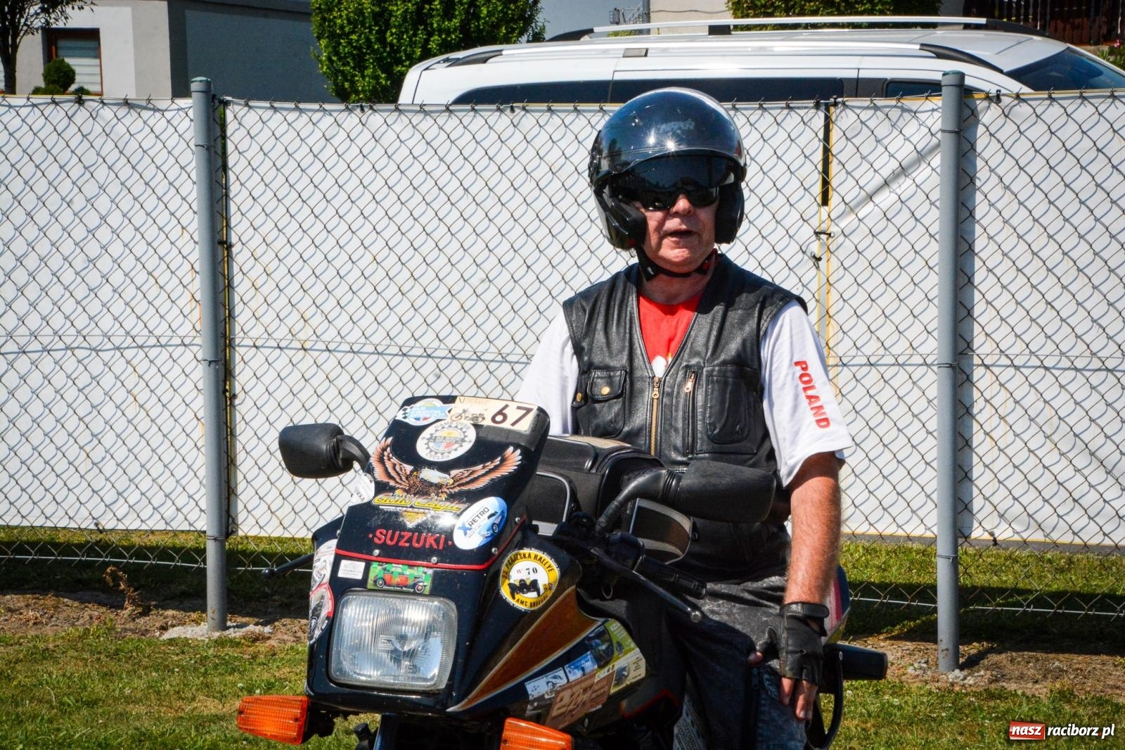 Zdjęcie w galerii na portalu naszraciborz.pl: XVII Międzynarodowy Wiosenny Zlot Pojazdów Zabytkowych w Zabełkowie trwa. Klasyki motoryzacji opanowały boisko LKS wiadomości z regionu