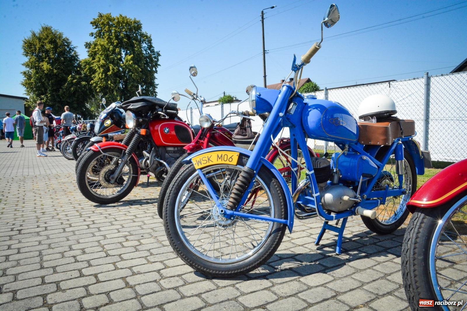 Zdjęcie w galerii na portalu naszraciborz.pl: XVII Międzynarodowy Wiosenny Zlot Pojazdów Zabytkowych w Zabełkowie trwa. Klasyki motoryzacji opanowały boisko LKS wiadomości z regionu