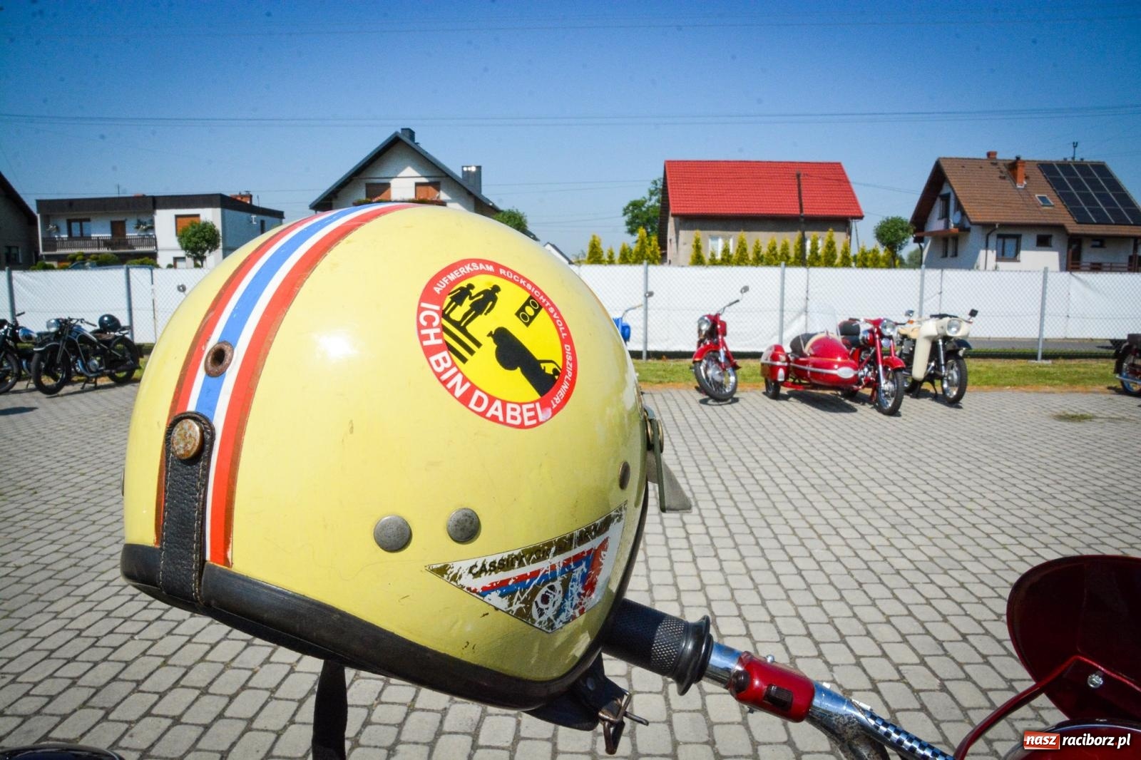 Zdjęcie w galerii na portalu naszraciborz.pl: XVII Międzynarodowy Wiosenny Zlot Pojazdów Zabytkowych w Zabełkowie trwa. Klasyki motoryzacji opanowały boisko LKS wiadomości z regionu