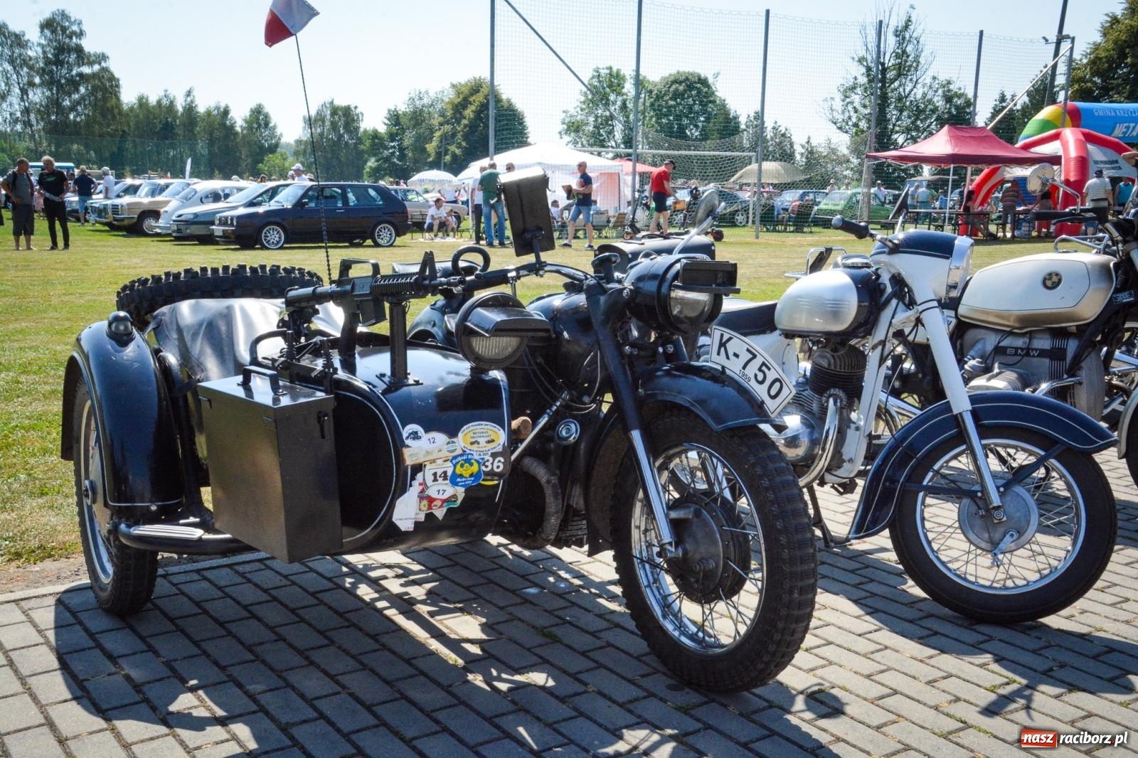 Zdjęcie w galerii na portalu naszraciborz.pl: XVII Międzynarodowy Wiosenny Zlot Pojazdów Zabytkowych w Zabełkowie trwa. Klasyki motoryzacji opanowały boisko LKS wiadomości z regionu