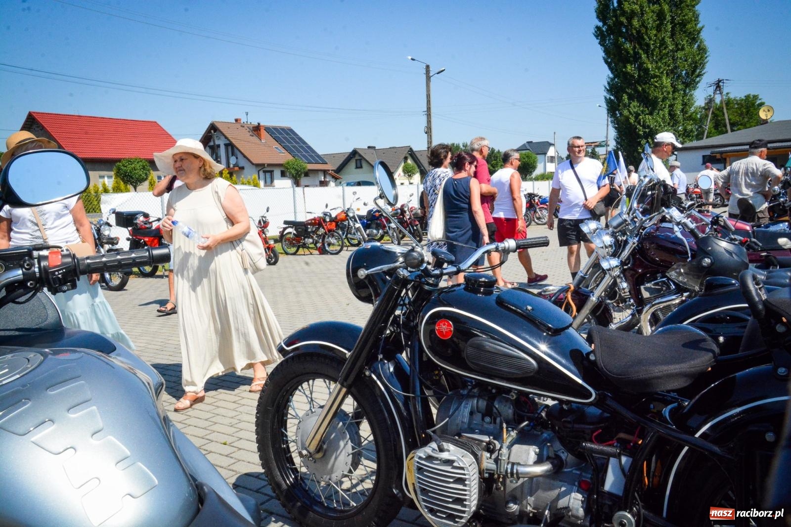 Zdjęcie w galerii na portalu naszraciborz.pl: XVII Międzynarodowy Wiosenny Zlot Pojazdów Zabytkowych w Zabełkowie trwa. Klasyki motoryzacji opanowały boisko LKS wiadomości z regionu