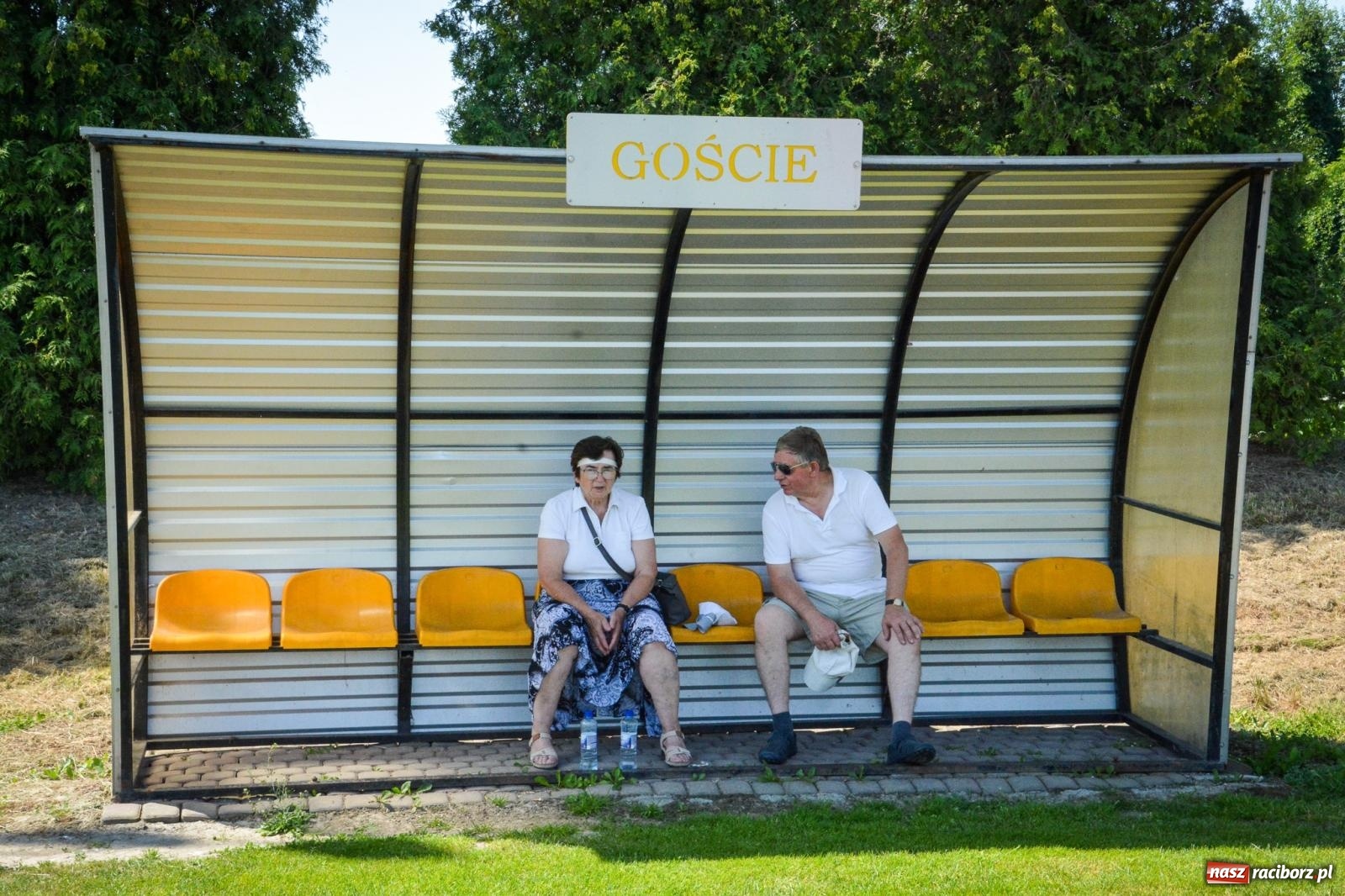 Zdjęcie w galerii na portalu naszraciborz.pl: XVII Międzynarodowy Wiosenny Zlot Pojazdów Zabytkowych w Zabełkowie trwa. Klasyki motoryzacji opanowały boisko LKS wiadomości z regionu