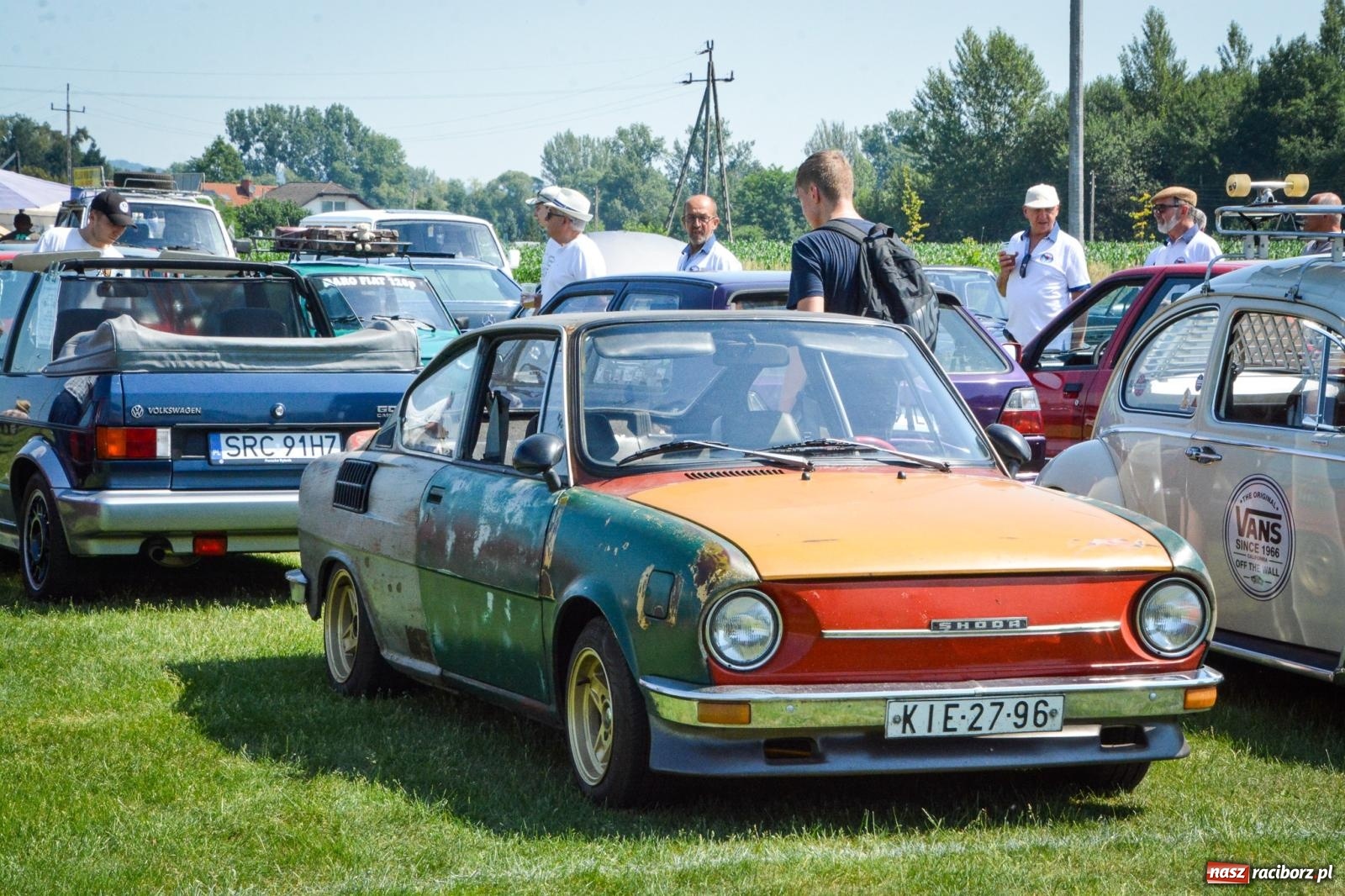 Zdjęcie w galerii na portalu naszraciborz.pl: XVII Międzynarodowy Wiosenny Zlot Pojazdów Zabytkowych w Zabełkowie trwa. Klasyki motoryzacji opanowały boisko LKS wiadomości z regionu