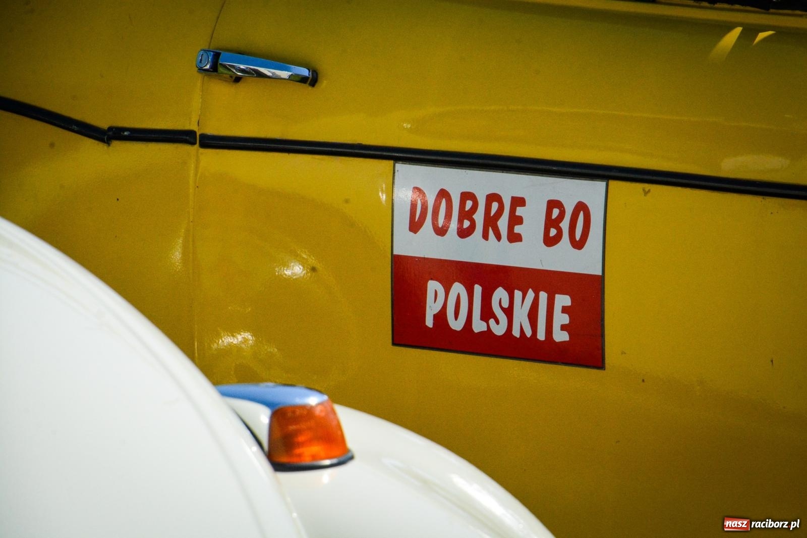 Zdjęcie w galerii na portalu naszraciborz.pl: XVII Międzynarodowy Wiosenny Zlot Pojazdów Zabytkowych w Zabełkowie trwa. Klasyki motoryzacji opanowały boisko LKS wiadomości z regionu
