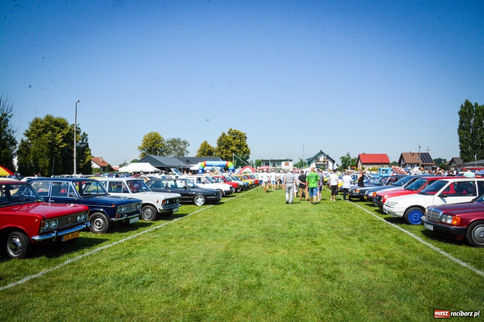 Zdjęcie w galerii na portalu naszraciborz.pl: XVII Międzynarodowy Wiosenny Zlot Pojazdów Zabytkowych w Zabełkowie trwa. Klasyki motoryzacji opanowały boisko LKS wiadomości z regionu