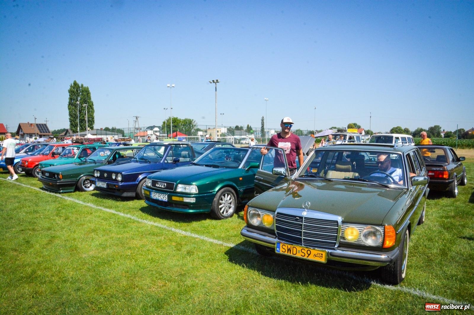Zdjęcie w galerii na portalu naszraciborz.pl: XVII Międzynarodowy Wiosenny Zlot Pojazdów Zabytkowych w Zabełkowie trwa. Klasyki motoryzacji opanowały boisko LKS wiadomości z regionu