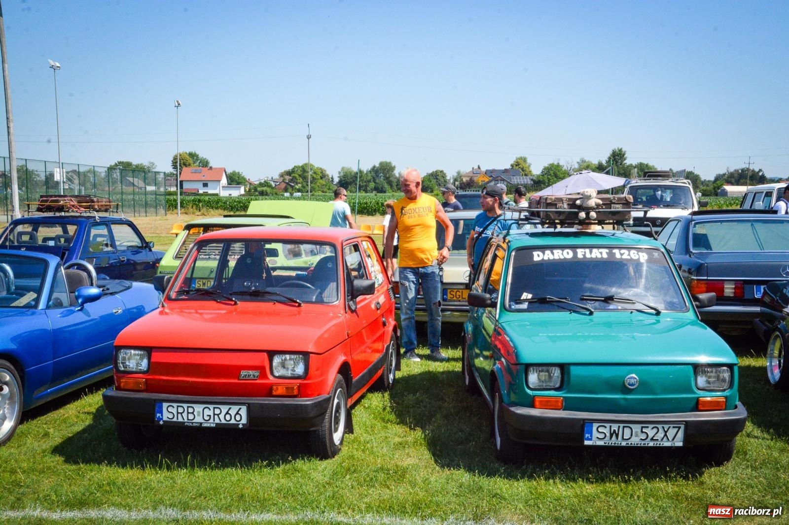 Zdjęcie w galerii na portalu naszraciborz.pl: XVII Międzynarodowy Wiosenny Zlot Pojazdów Zabytkowych w Zabełkowie trwa. Klasyki motoryzacji opanowały boisko LKS wiadomości z regionu