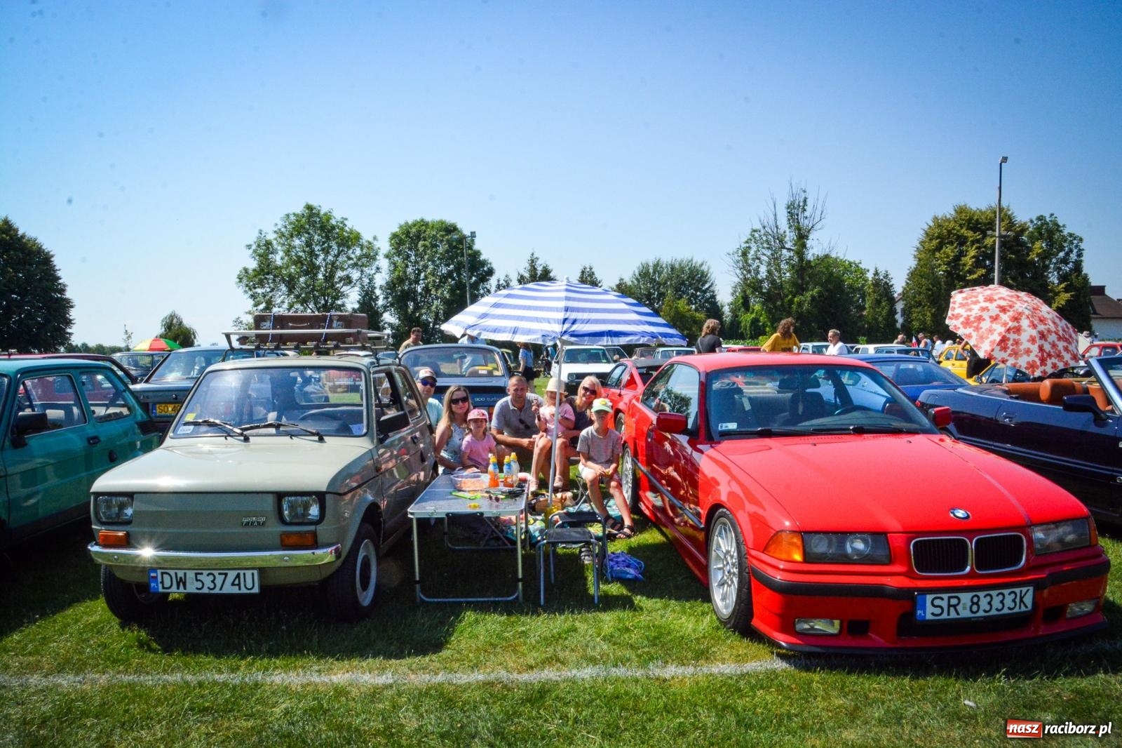 Zdjęcie w galerii na portalu naszraciborz.pl: XVII Międzynarodowy Wiosenny Zlot Pojazdów Zabytkowych w Zabełkowie trwa. Klasyki motoryzacji opanowały boisko LKS wiadomości z regionu