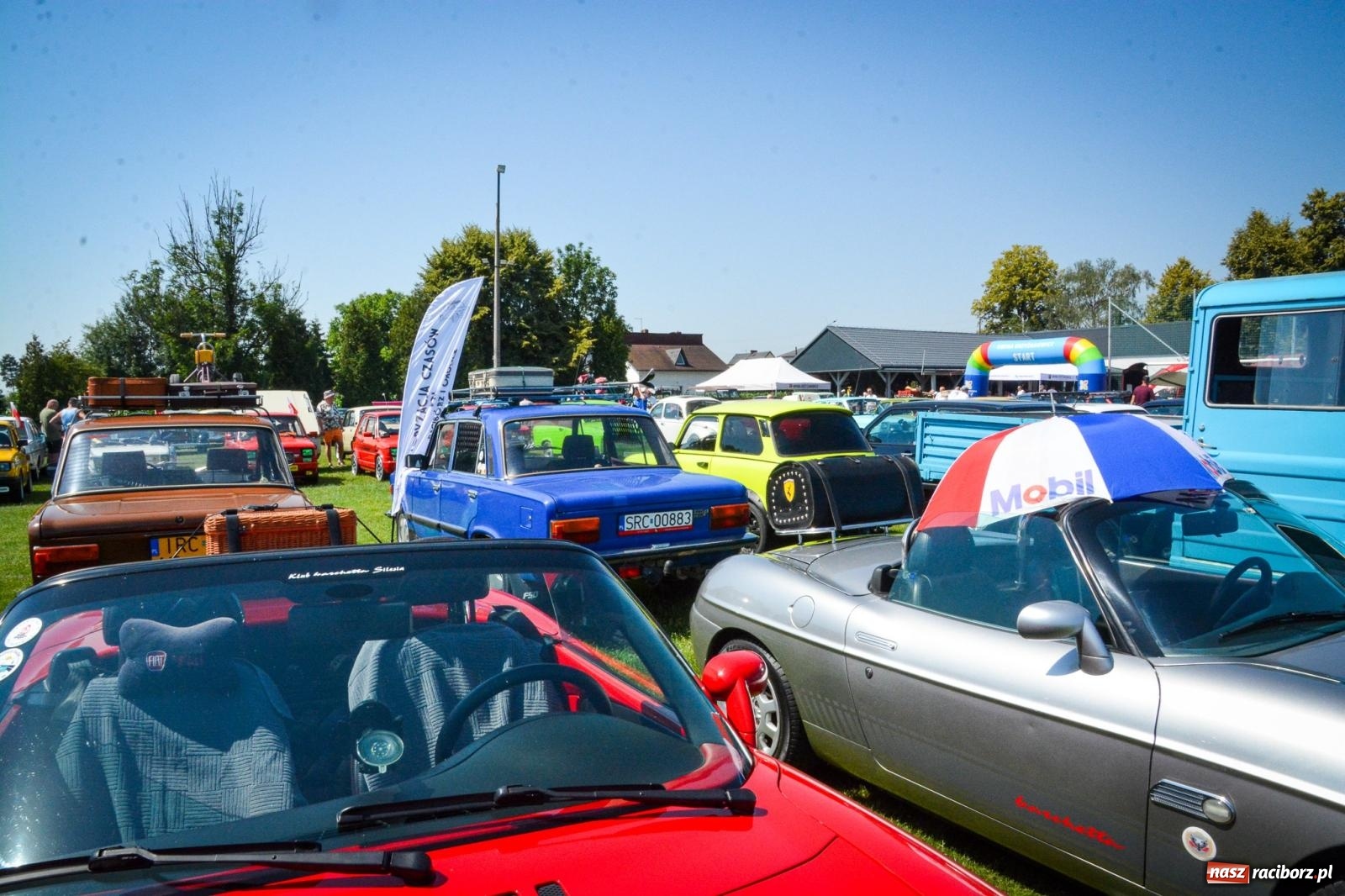 Zdjęcie w galerii na portalu naszraciborz.pl: XVII Międzynarodowy Wiosenny Zlot Pojazdów Zabytkowych w Zabełkowie trwa. Klasyki motoryzacji opanowały boisko LKS wiadomości z regionu