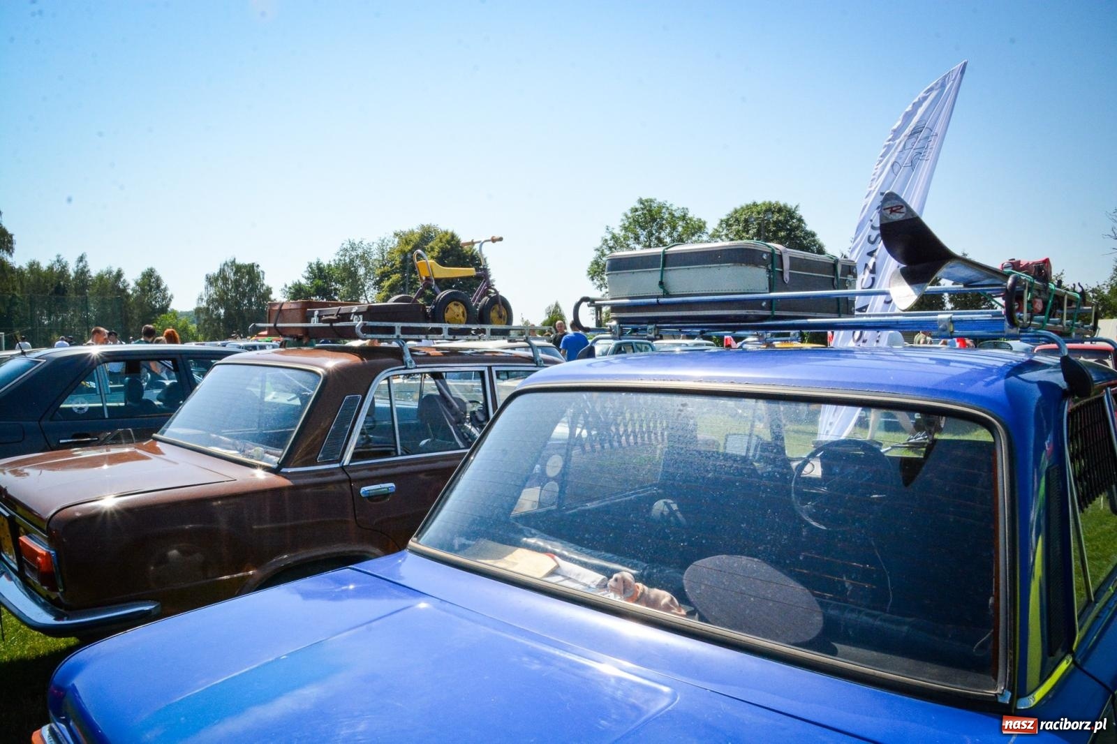 Zdjęcie w galerii na portalu naszraciborz.pl: XVII Międzynarodowy Wiosenny Zlot Pojazdów Zabytkowych w Zabełkowie trwa. Klasyki motoryzacji opanowały boisko LKS wiadomości z regionu