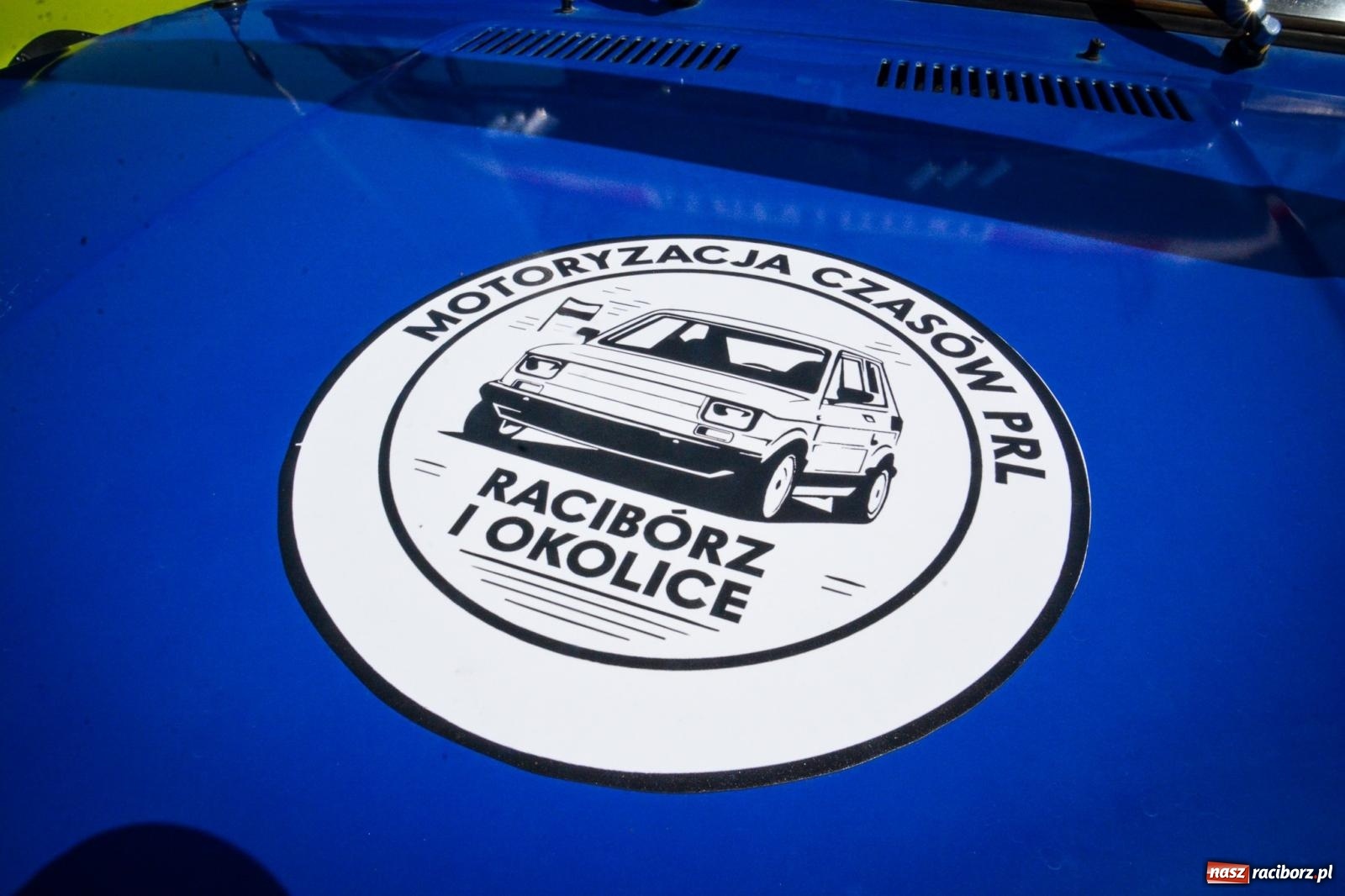 Zdjęcie w galerii na portalu naszraciborz.pl: XVII Międzynarodowy Wiosenny Zlot Pojazdów Zabytkowych w Zabełkowie trwa. Klasyki motoryzacji opanowały boisko LKS wiadomości z regionu