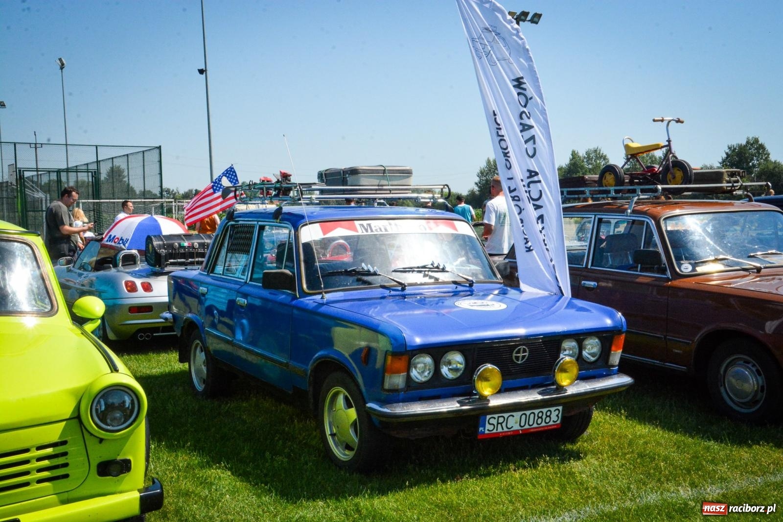 Zdjęcie w galerii na portalu naszraciborz.pl: XVII Międzynarodowy Wiosenny Zlot Pojazdów Zabytkowych w Zabełkowie trwa. Klasyki motoryzacji opanowały boisko LKS wiadomości z regionu