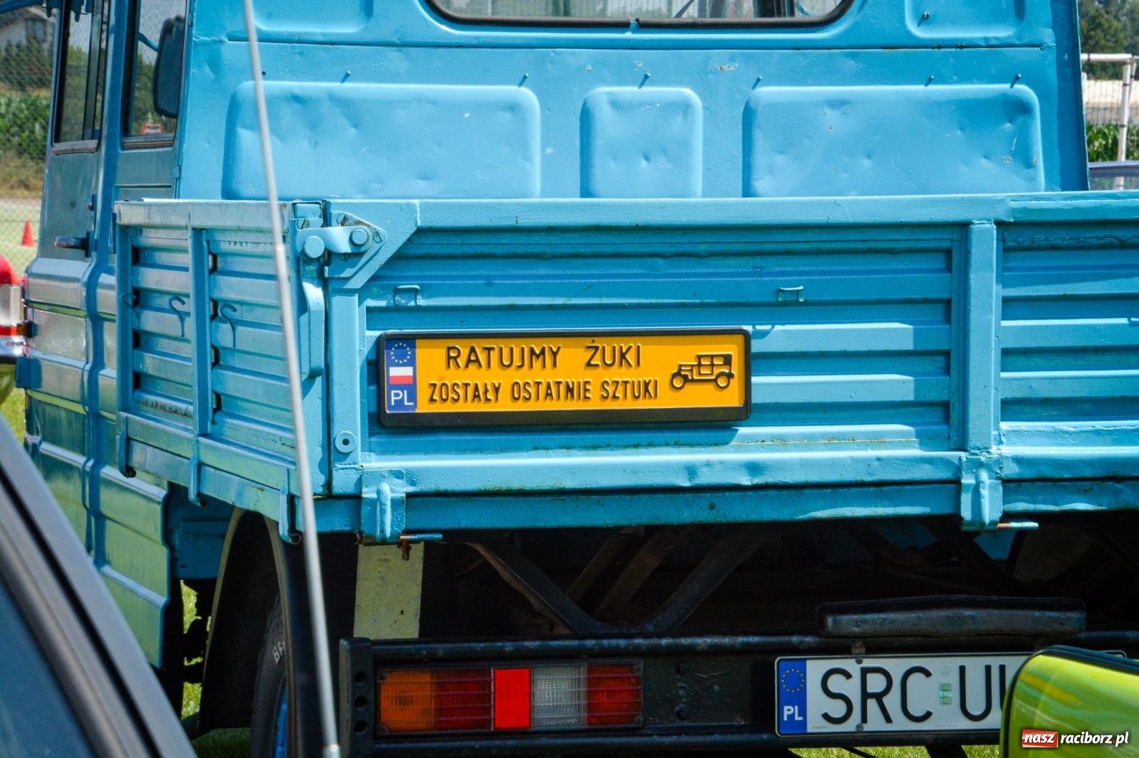 Zdjęcie w galerii na portalu naszraciborz.pl: XVII Międzynarodowy Wiosenny Zlot Pojazdów Zabytkowych w Zabełkowie trwa. Klasyki motoryzacji opanowały boisko LKS wiadomości z regionu