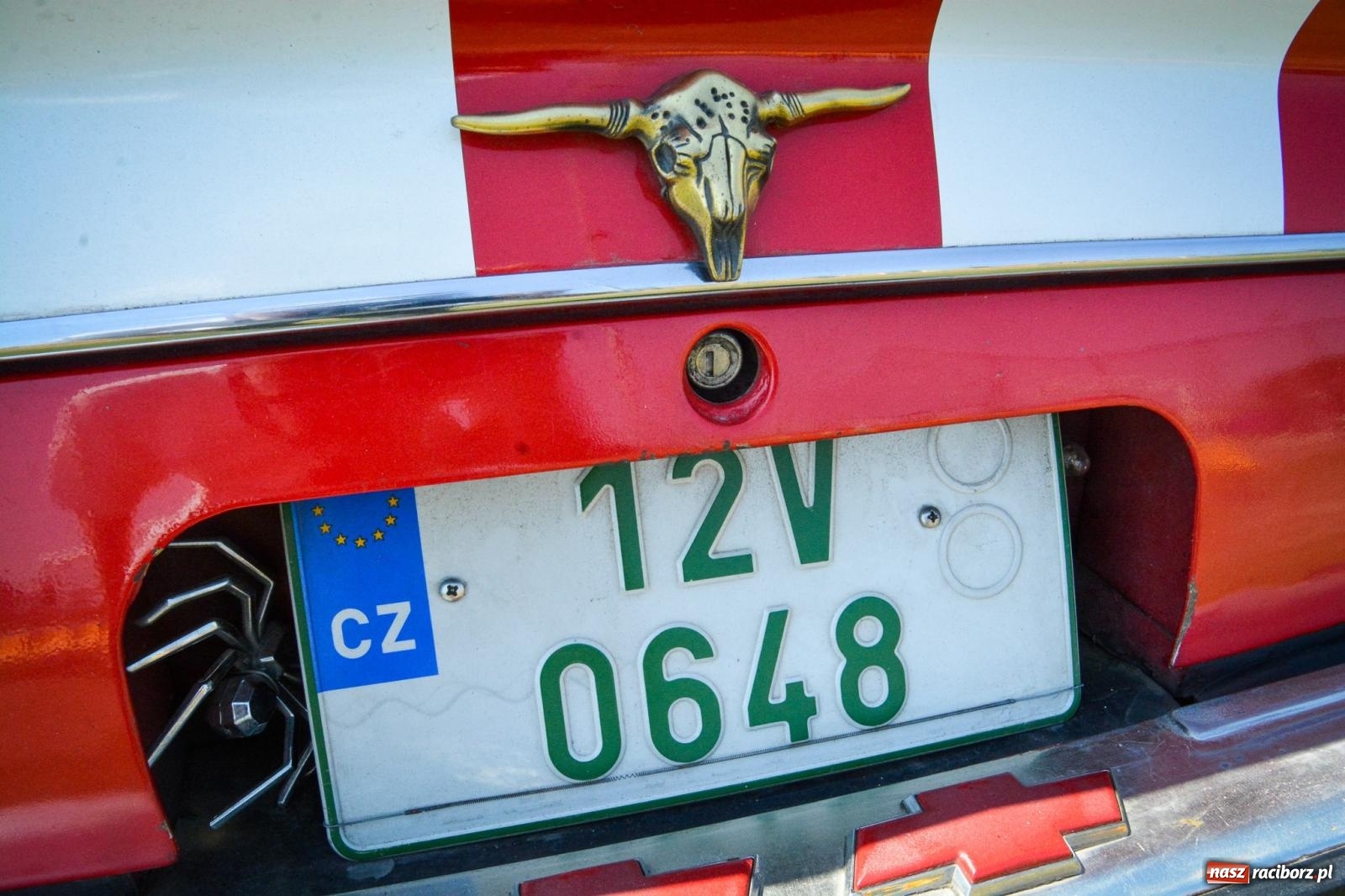 Zdjęcie w galerii na portalu naszraciborz.pl: XVII Międzynarodowy Wiosenny Zlot Pojazdów Zabytkowych w Zabełkowie trwa. Klasyki motoryzacji opanowały boisko LKS wiadomości z regionu