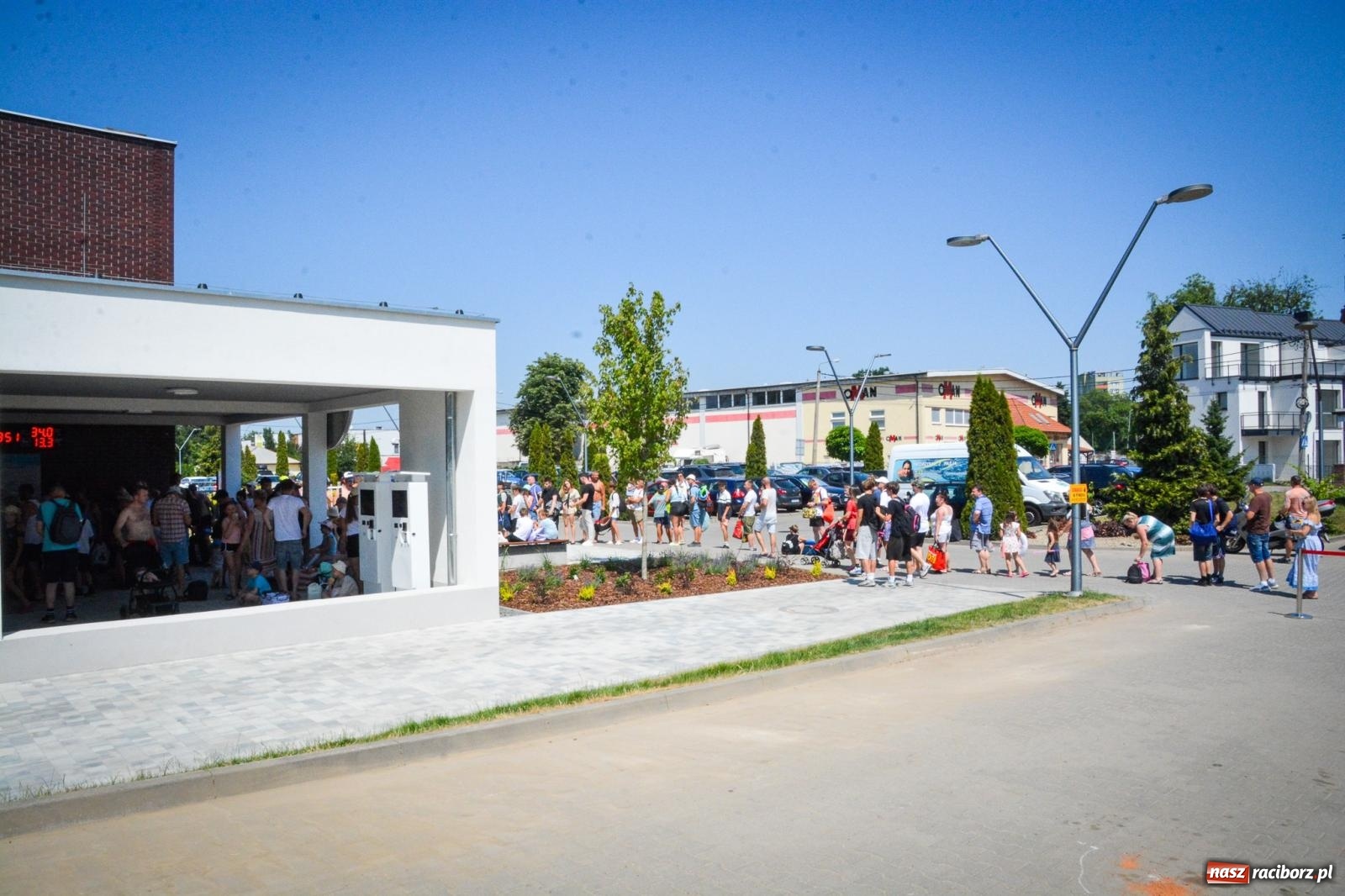 Zdjęcie w galerii na portalu naszraciborz.pl: Otwarcie Strefy Letniej w H2Ostróg. Pierwsi goście weszli punktualnie o 14.00 wiadomości z regionu