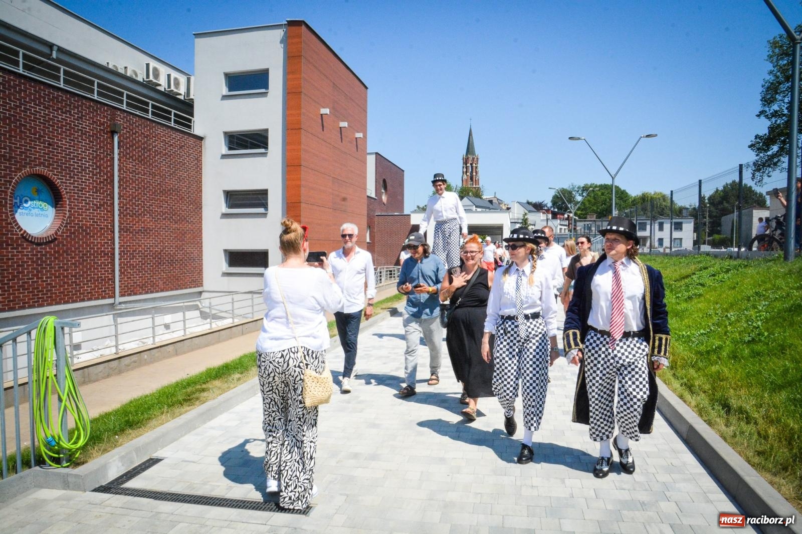 Zdjęcie w galerii na portalu naszraciborz.pl: Otwarcie Strefy Letniej w H2Ostróg. Pierwsi goście weszli punktualnie o 14.00 wiadomości z regionu