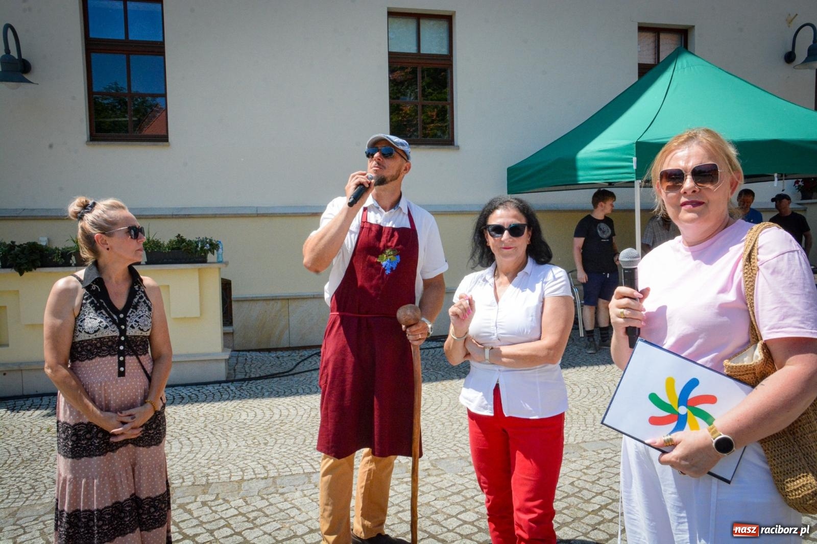 Zdjęcie w galerii na portalu naszraciborz.pl: Przeboje Sopotu i San Remo, ogniowe show, konne przejażdżki i promocja gm. Pietrowice Wielkie – powitanie wakacji na Zamku Piastowskim wiadomości z regionu