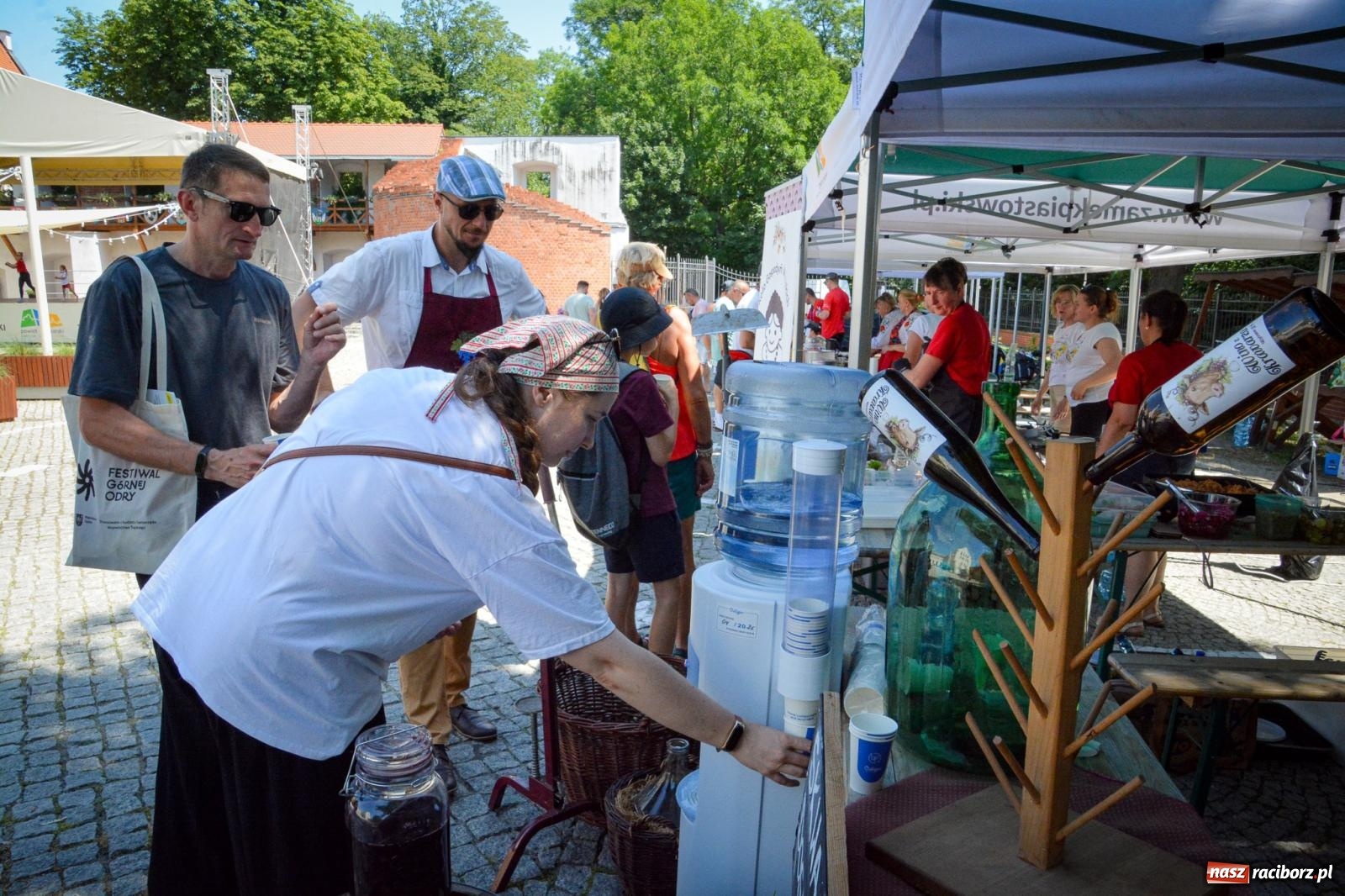 Zdjęcie w galerii na portalu naszraciborz.pl: Przeboje Sopotu i San Remo, ogniowe show, konne przejażdżki i promocja gm. Pietrowice Wielkie – powitanie wakacji na Zamku Piastowskim wiadomości z regionu