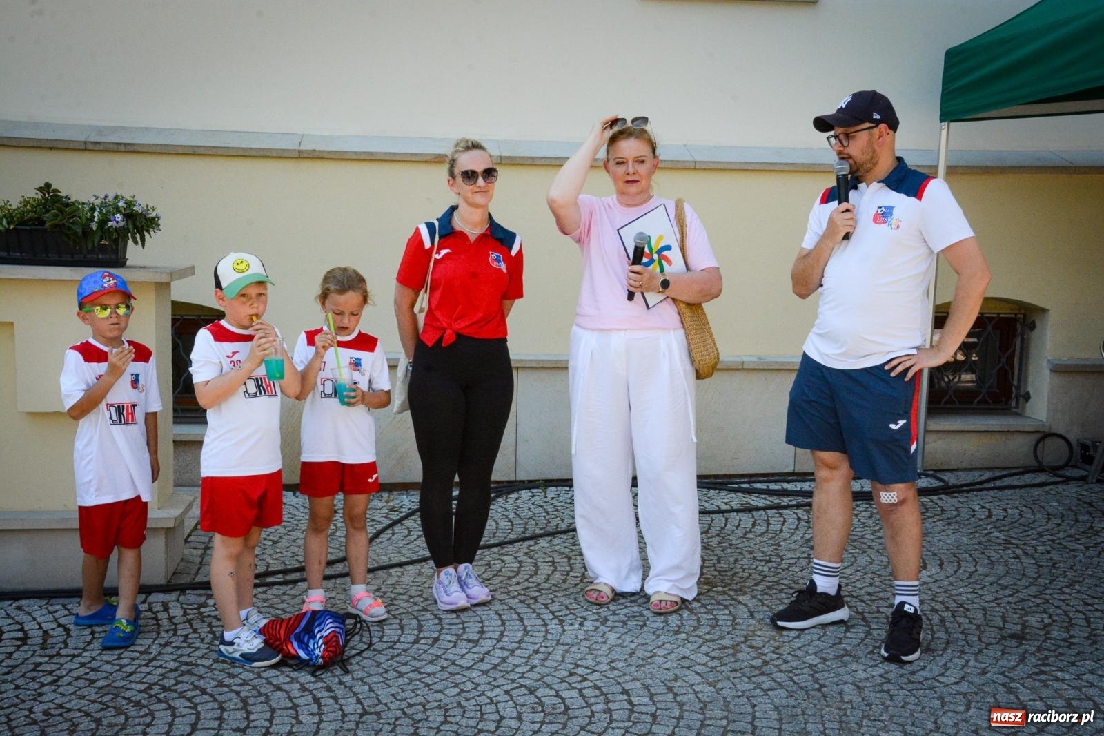 Zdjęcie w galerii na portalu naszraciborz.pl: Przeboje Sopotu i San Remo, ogniowe show, konne przejażdżki i promocja gm. Pietrowice Wielkie – powitanie wakacji na Zamku Piastowskim wiadomości z regionu
