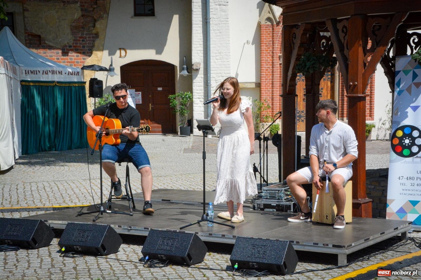 Zdjęcie w galerii na portalu naszraciborz.pl: Przeboje Sopotu i San Remo, ogniowe show, konne przejażdżki i promocja gm. Pietrowice Wielkie – powitanie wakacji na Zamku Piastowskim wiadomości z regionu
