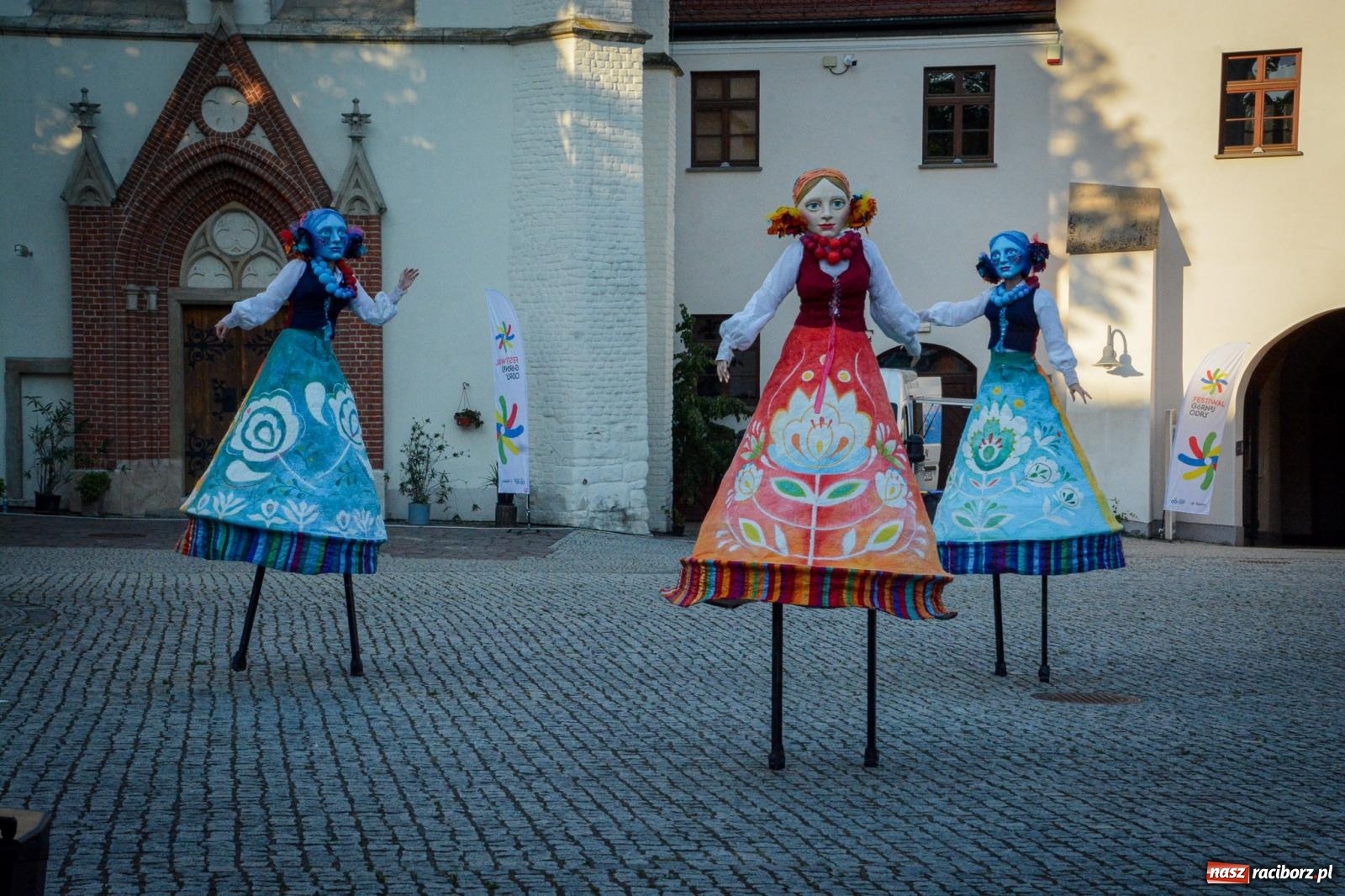 Zdjęcie w galerii na portalu naszraciborz.pl: Przeboje Sopotu i San Remo, ogniowe show, konne przejażdżki i promocja gm. Pietrowice Wielkie – powitanie wakacji na Zamku Piastowskim wiadomości z regionu