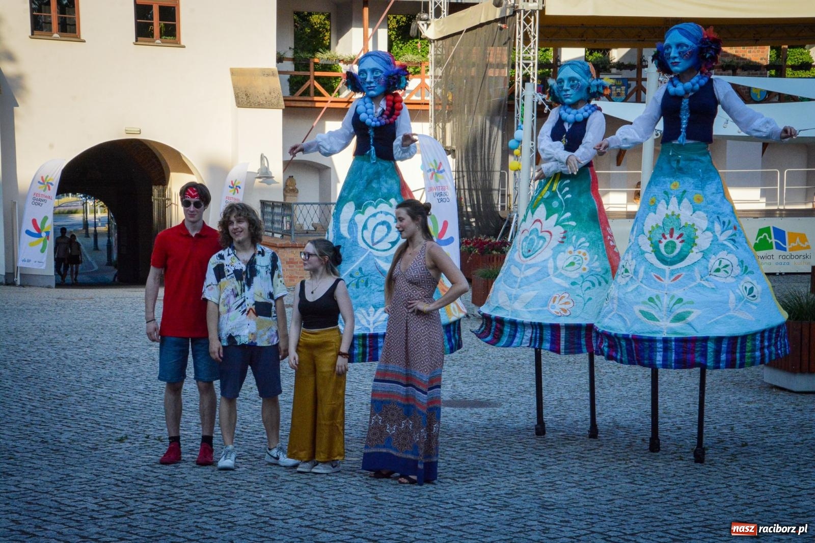 Zdjęcie w galerii na portalu naszraciborz.pl: Przeboje Sopotu i San Remo, ogniowe show, konne przejażdżki i promocja gm. Pietrowice Wielkie – powitanie wakacji na Zamku Piastowskim wiadomości z regionu