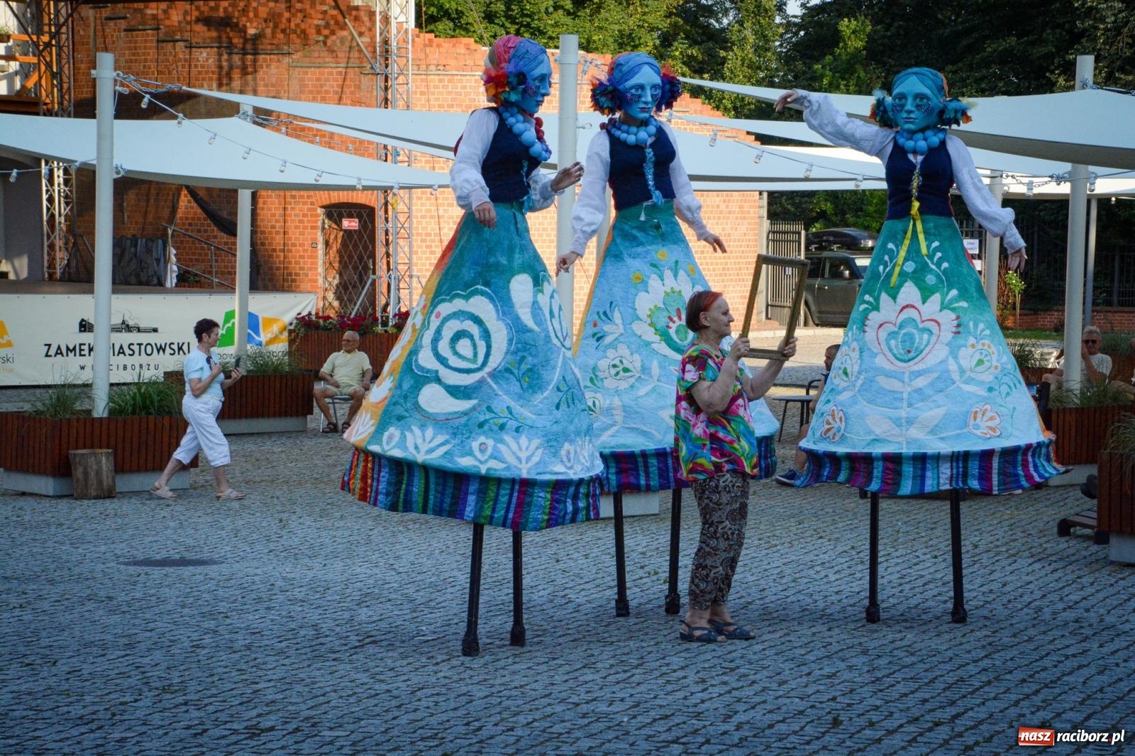 Zdjęcie w galerii na portalu naszraciborz.pl: Przeboje Sopotu i San Remo, ogniowe show, konne przejażdżki i promocja gm. Pietrowice Wielkie – powitanie wakacji na Zamku Piastowskim wiadomości z regionu