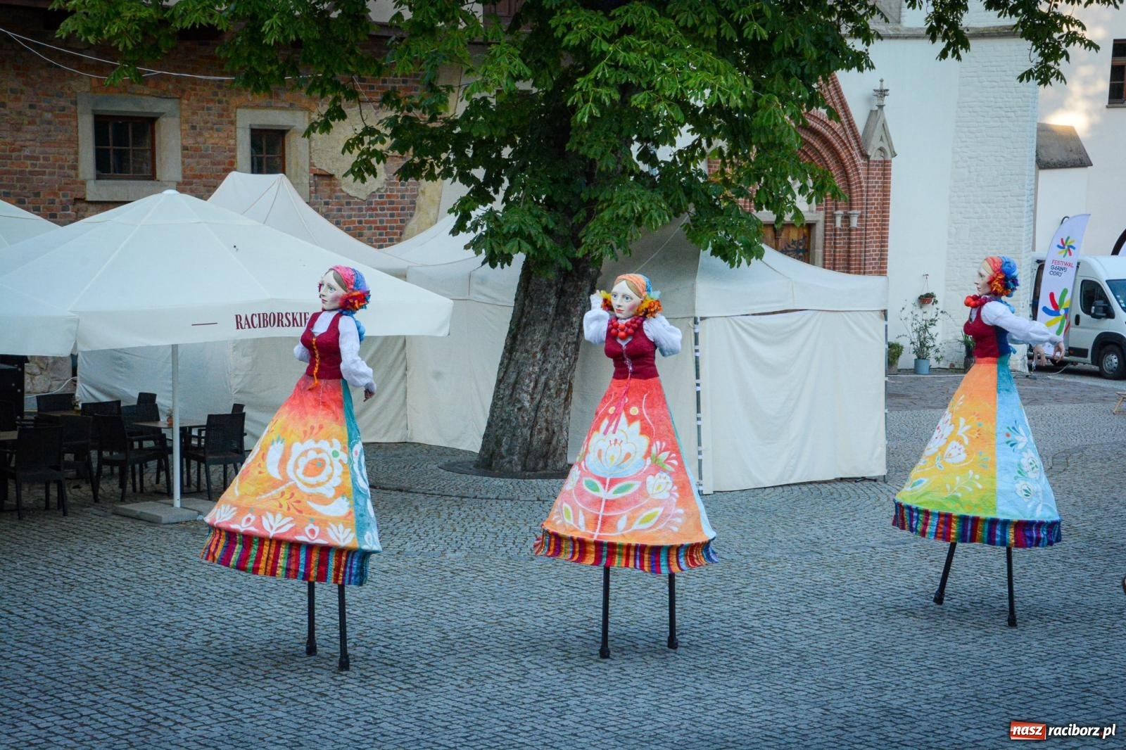 Zdjęcie w galerii na portalu naszraciborz.pl: Przeboje Sopotu i San Remo, ogniowe show, konne przejażdżki i promocja gm. Pietrowice Wielkie – powitanie wakacji na Zamku Piastowskim wiadomości z regionu