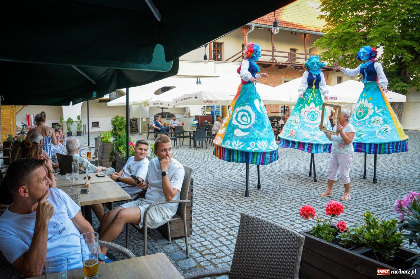 Zdjęcie w galerii na portalu naszraciborz.pl: Przeboje Sopotu i San Remo, ogniowe show, konne przejażdżki i promocja gm. Pietrowice Wielkie – powitanie wakacji na Zamku Piastowskim wiadomości z regionu