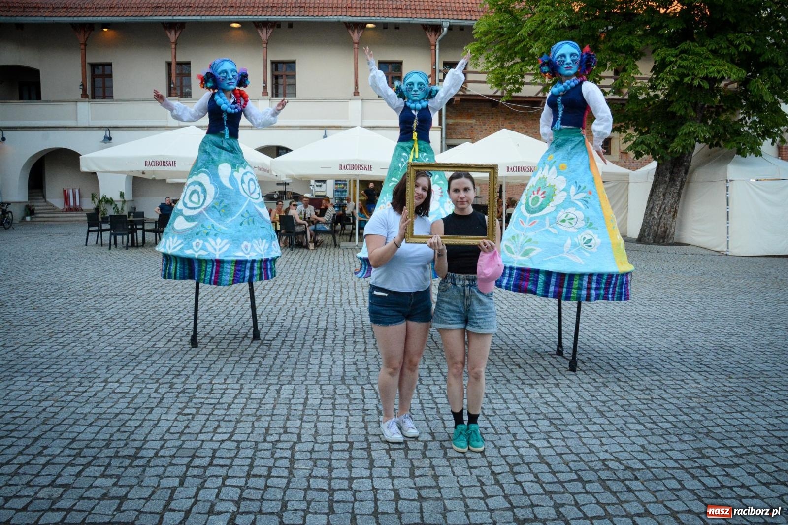 Zdjęcie w galerii na portalu naszraciborz.pl: Przeboje Sopotu i San Remo, ogniowe show, konne przejażdżki i promocja gm. Pietrowice Wielkie – powitanie wakacji na Zamku Piastowskim wiadomości z regionu