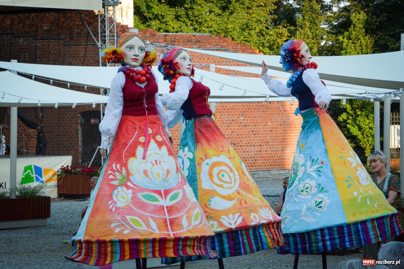 Zdjęcie w galerii na portalu naszraciborz.pl: Przeboje Sopotu i San Remo, ogniowe show, konne przejażdżki i promocja gm. Pietrowice Wielkie – powitanie wakacji na Zamku Piastowskim wiadomości z regionu