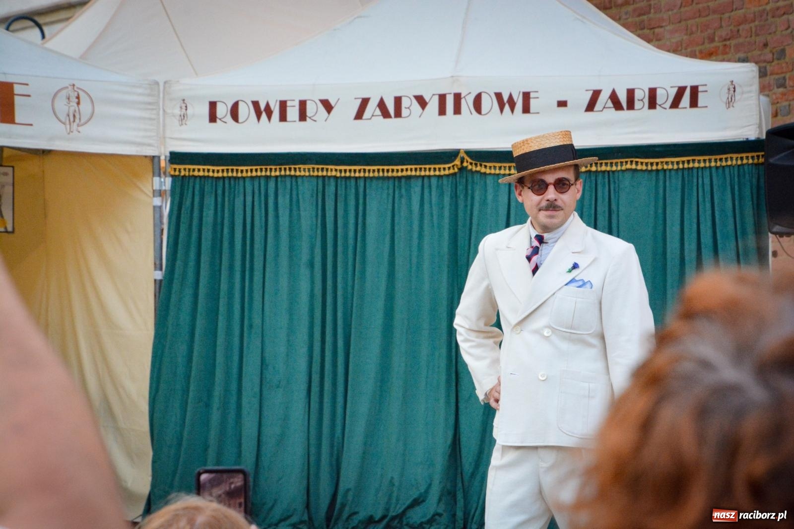 Zdjęcie w galerii na portalu naszraciborz.pl: Przeboje Sopotu i San Remo, ogniowe show, konne przejażdżki i promocja gm. Pietrowice Wielkie – powitanie wakacji na Zamku Piastowskim wiadomości z regionu