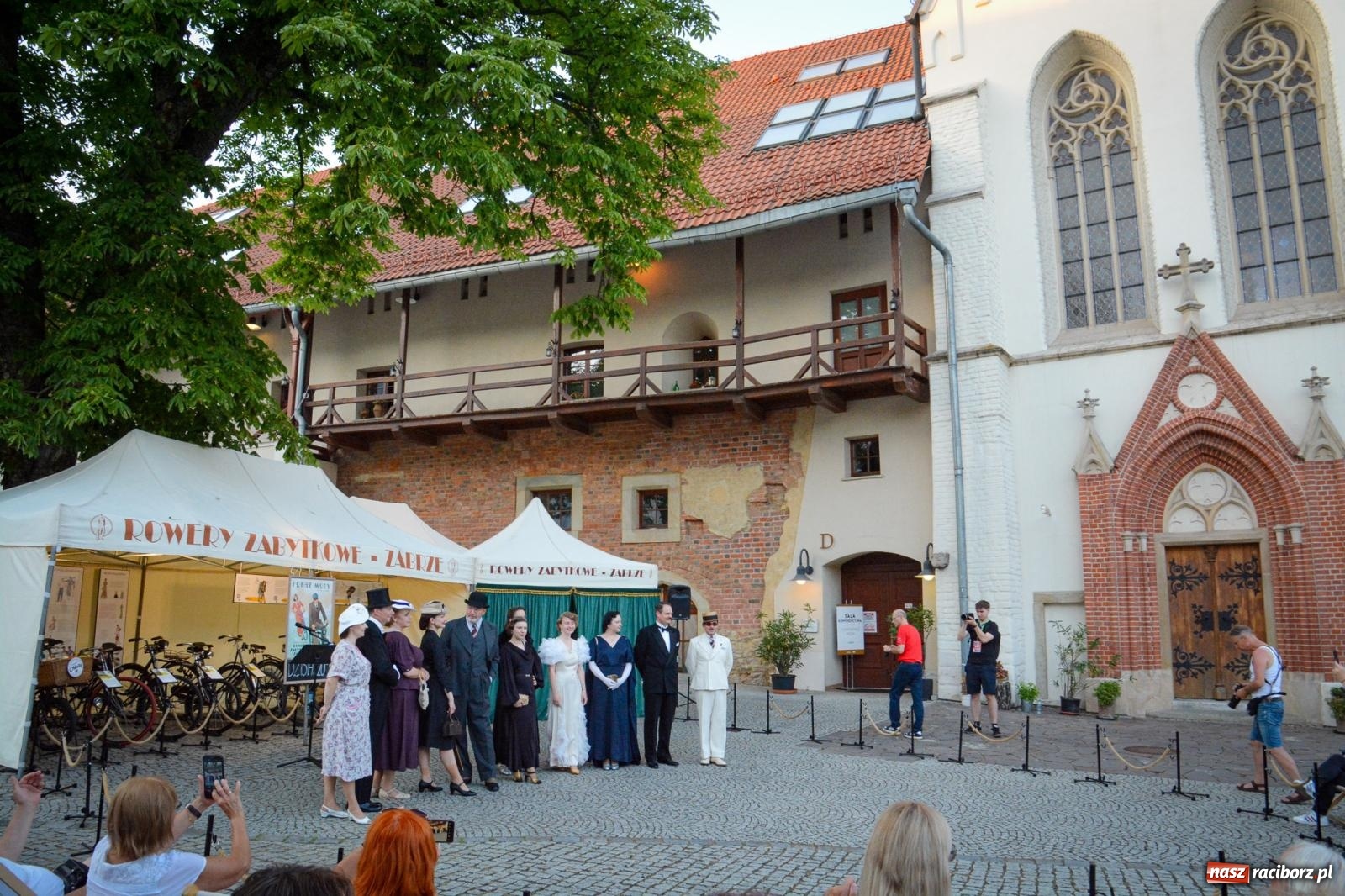 Zdjęcie w galerii na portalu naszraciborz.pl: Przeboje Sopotu i San Remo, ogniowe show, konne przejażdżki i promocja gm. Pietrowice Wielkie – powitanie wakacji na Zamku Piastowskim wiadomości z regionu