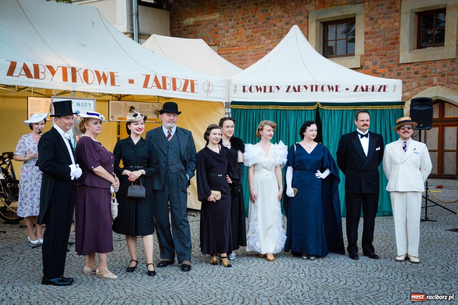 Zdjęcie w galerii na portalu naszraciborz.pl: Przeboje Sopotu i San Remo, ogniowe show, konne przejażdżki i promocja gm. Pietrowice Wielkie – powitanie wakacji na Zamku Piastowskim wiadomości z regionu