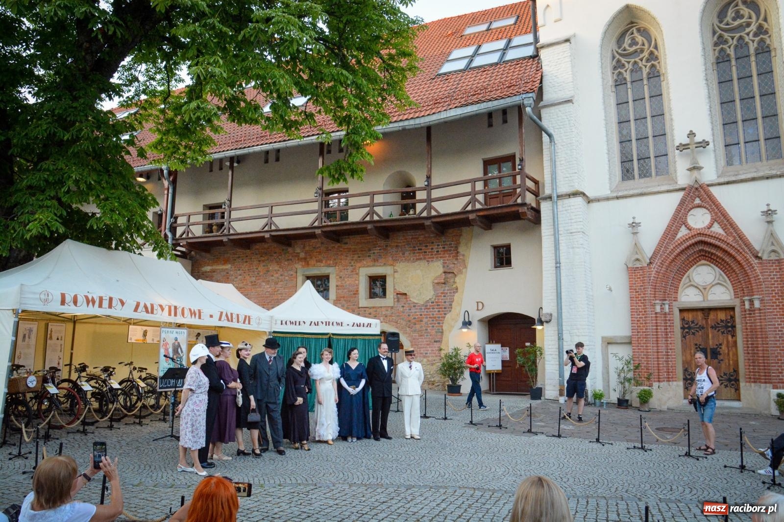 Zdjęcie w galerii na portalu naszraciborz.pl: Przeboje Sopotu i San Remo, ogniowe show, konne przejażdżki i promocja gm. Pietrowice Wielkie – powitanie wakacji na Zamku Piastowskim wiadomości z regionu