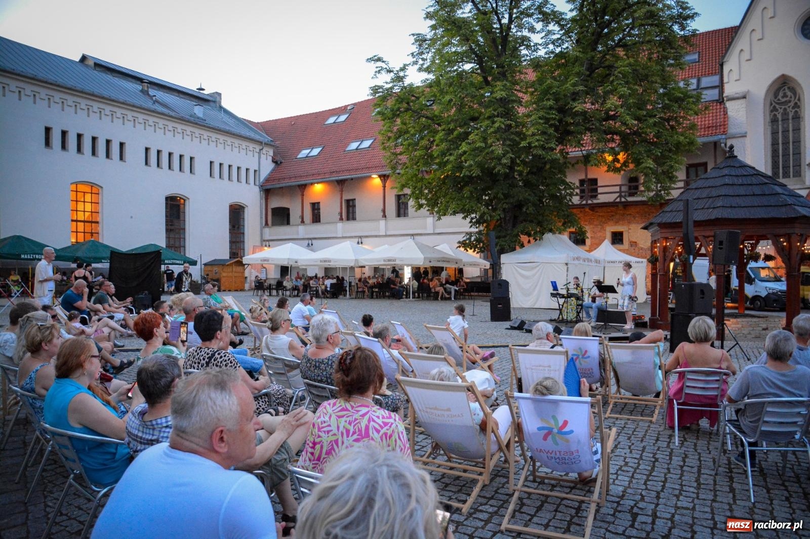 Zdjęcie w galerii na portalu naszraciborz.pl: Przeboje Sopotu i San Remo, ogniowe show, konne przejażdżki i promocja gm. Pietrowice Wielkie – powitanie wakacji na Zamku Piastowskim wiadomości z regionu