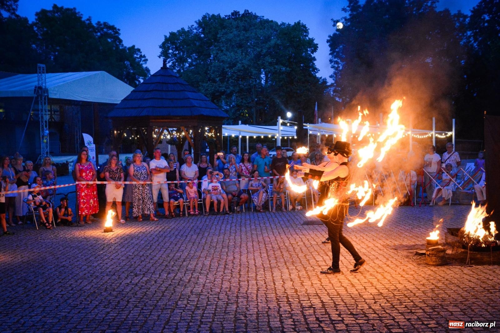 Zdjęcie w galerii na portalu naszraciborz.pl: Przeboje Sopotu i San Remo, ogniowe show, konne przejażdżki i promocja gm. Pietrowice Wielkie – powitanie wakacji na Zamku Piastowskim wiadomości z regionu