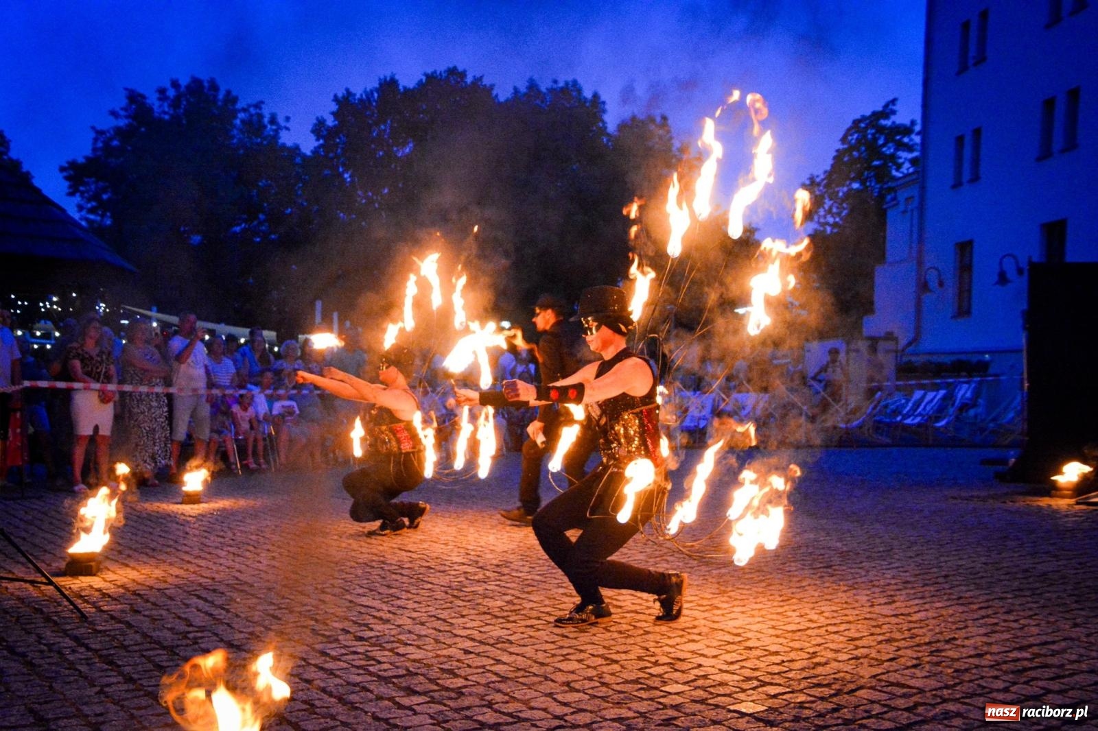 Zdjęcie w galerii na portalu naszraciborz.pl: Przeboje Sopotu i San Remo, ogniowe show, konne przejażdżki i promocja gm. Pietrowice Wielkie – powitanie wakacji na Zamku Piastowskim wiadomości z regionu