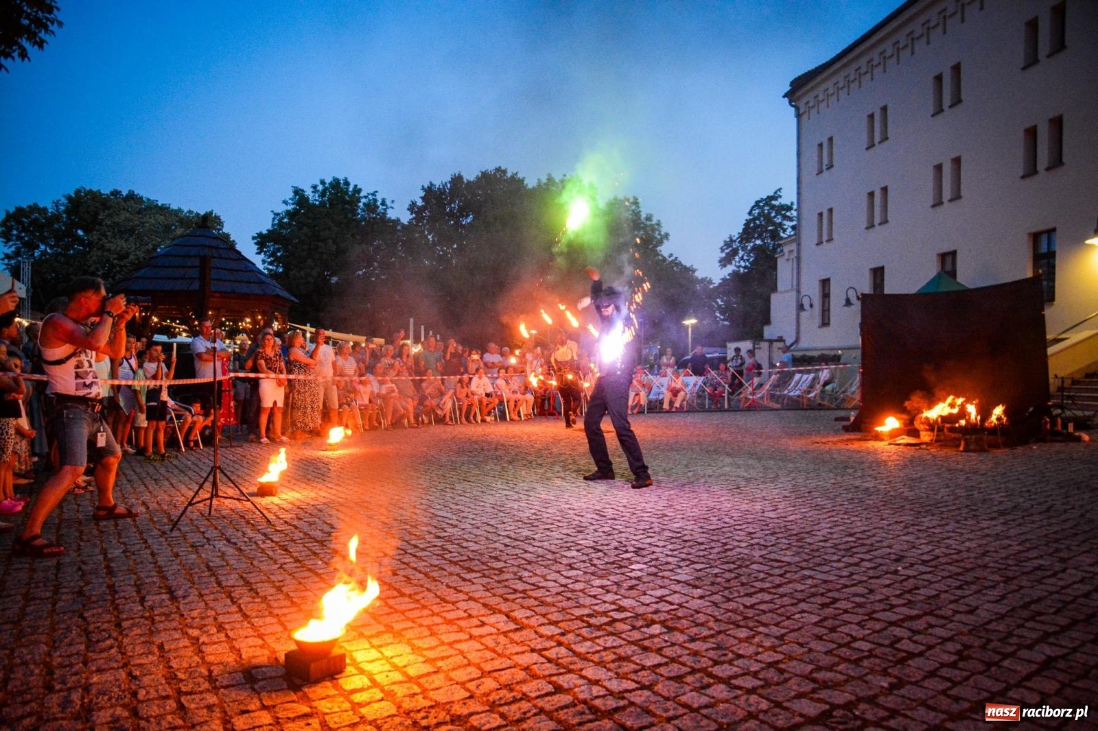 Zdjęcie w galerii na portalu naszraciborz.pl: Przeboje Sopotu i San Remo, ogniowe show, konne przejażdżki i promocja gm. Pietrowice Wielkie – powitanie wakacji na Zamku Piastowskim wiadomości z regionu