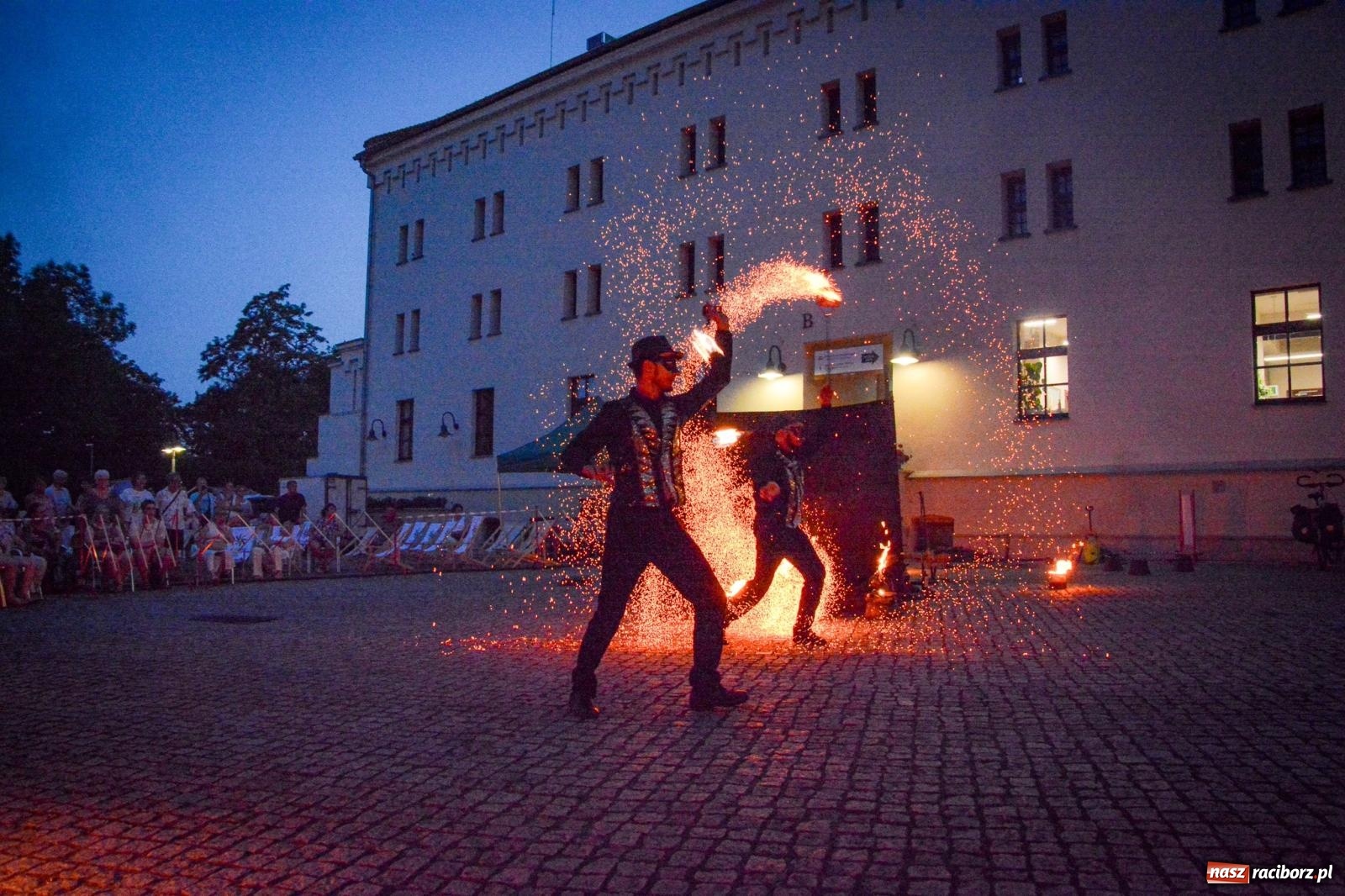 Zdjęcie w galerii na portalu naszraciborz.pl: Przeboje Sopotu i San Remo, ogniowe show, konne przejażdżki i promocja gm. Pietrowice Wielkie – powitanie wakacji na Zamku Piastowskim wiadomości z regionu