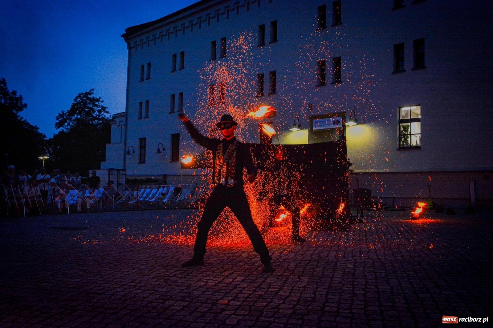 Zdjęcie w galerii na portalu naszraciborz.pl: Przeboje Sopotu i San Remo, ogniowe show, konne przejażdżki i promocja gm. Pietrowice Wielkie – powitanie wakacji na Zamku Piastowskim wiadomości z regionu