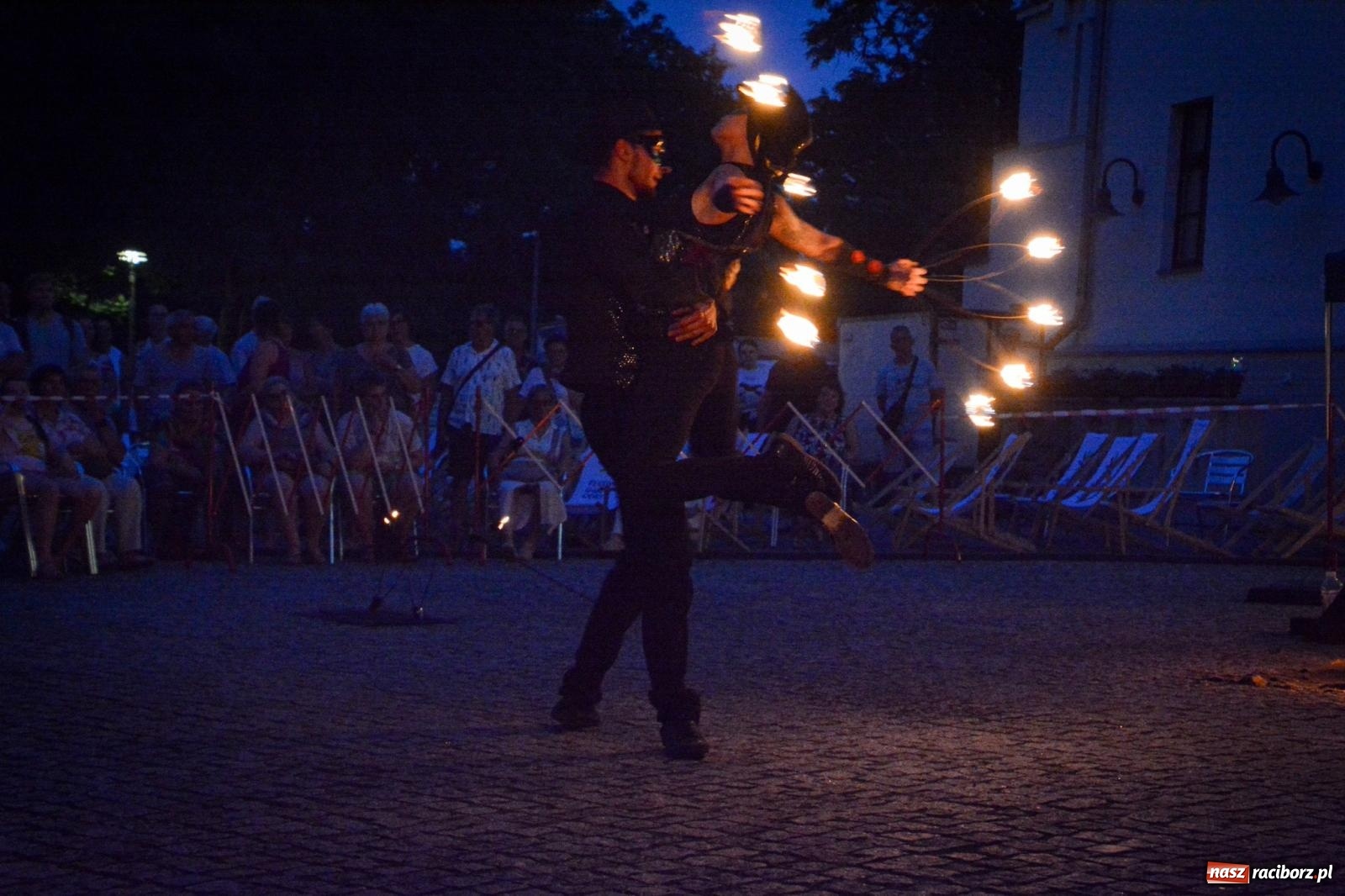 Zdjęcie w galerii na portalu naszraciborz.pl: Przeboje Sopotu i San Remo, ogniowe show, konne przejażdżki i promocja gm. Pietrowice Wielkie – powitanie wakacji na Zamku Piastowskim wiadomości z regionu