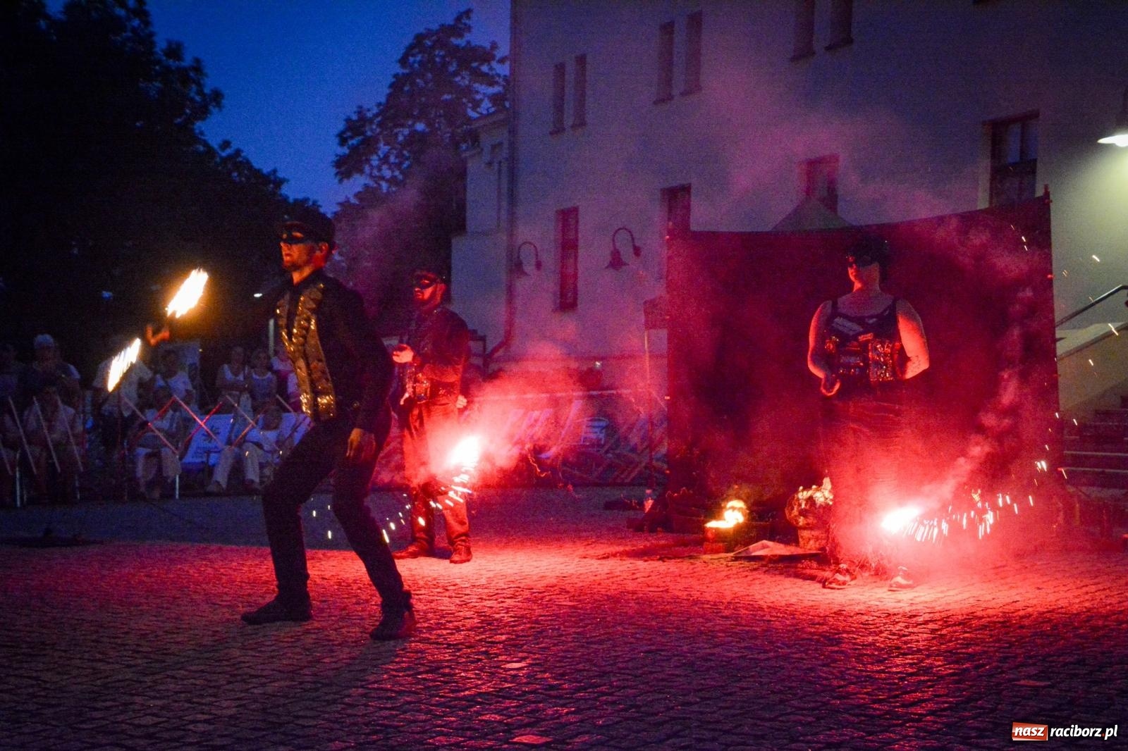 Zdjęcie w galerii na portalu naszraciborz.pl: Przeboje Sopotu i San Remo, ogniowe show, konne przejażdżki i promocja gm. Pietrowice Wielkie – powitanie wakacji na Zamku Piastowskim wiadomości z regionu