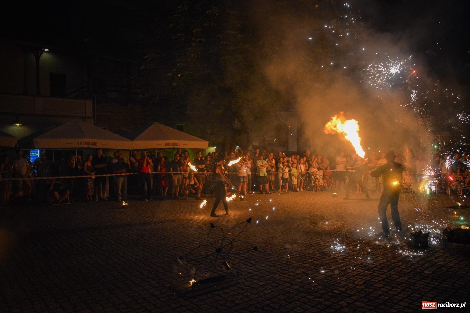 Zdjęcie w galerii na portalu naszraciborz.pl: Przeboje Sopotu i San Remo, ogniowe show, konne przejażdżki i promocja gm. Pietrowice Wielkie – powitanie wakacji na Zamku Piastowskim wiadomości z regionu